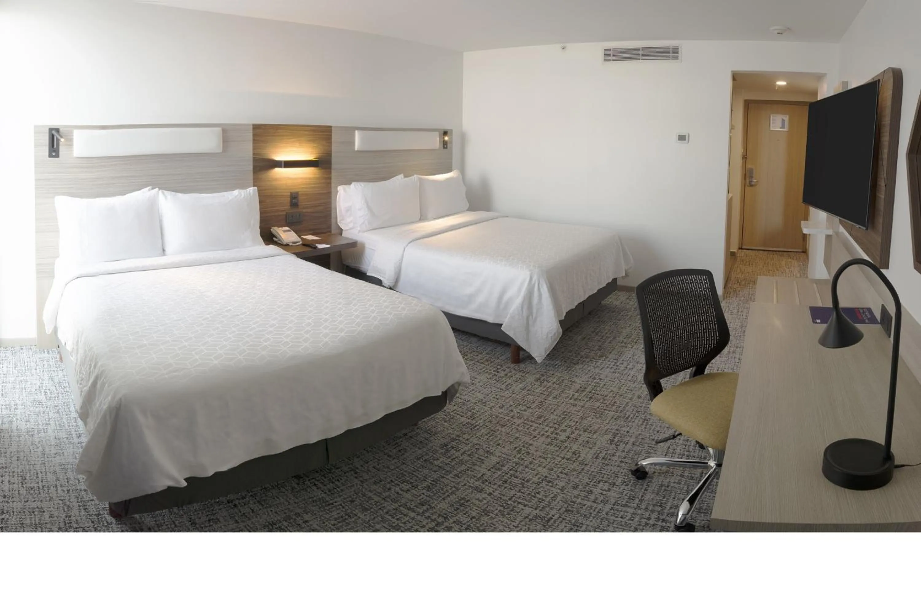 Photo of the whole room, Bed in Holiday Inn Express Toluca Galerias Metepec by IHG
