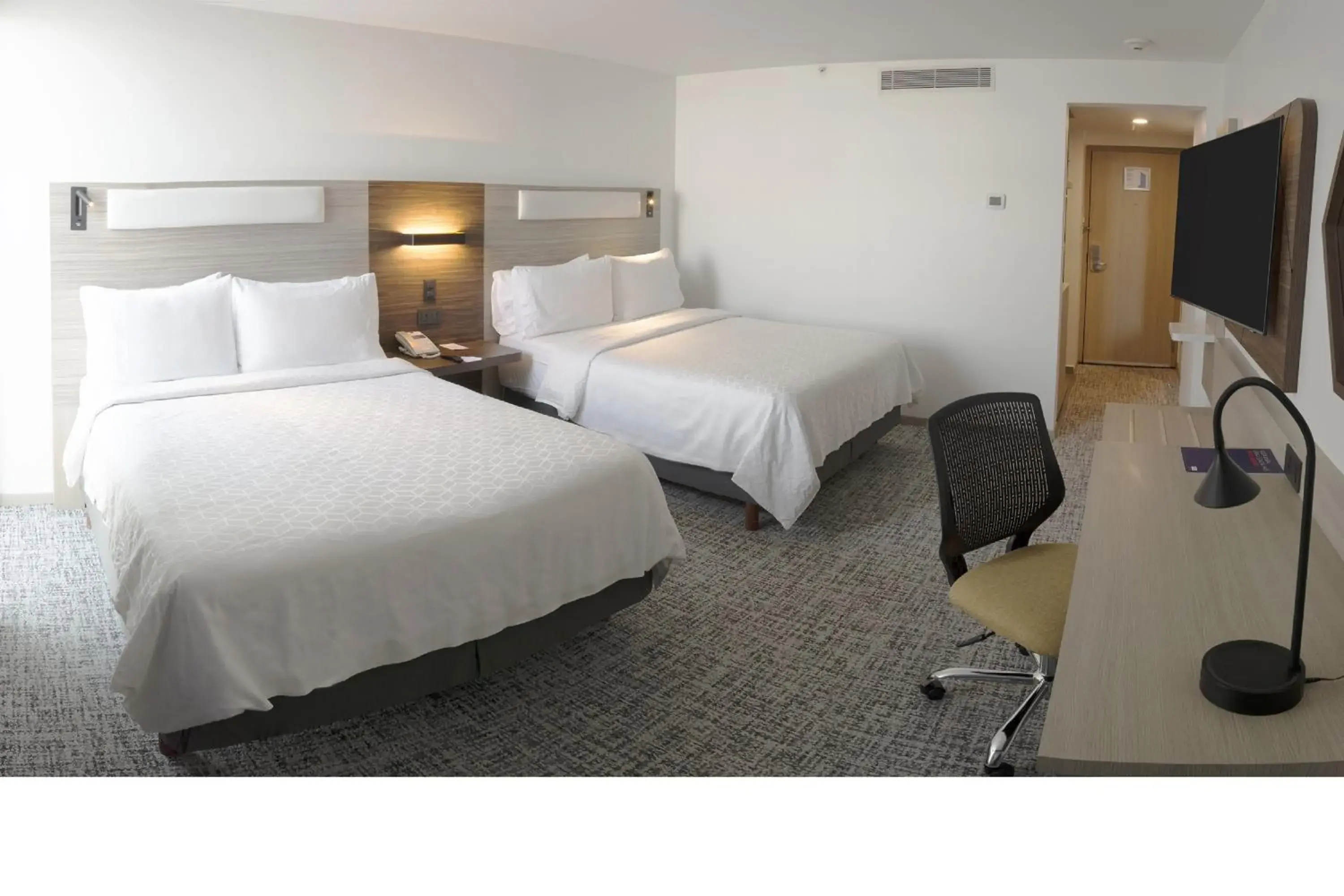 Photo of the whole room, Bed in Holiday Inn Express Toluca Galerias Metepec by IHG Photo of the whole room, Bed in Holiday Inn Express Toluca Galerias Metepec by IHG
