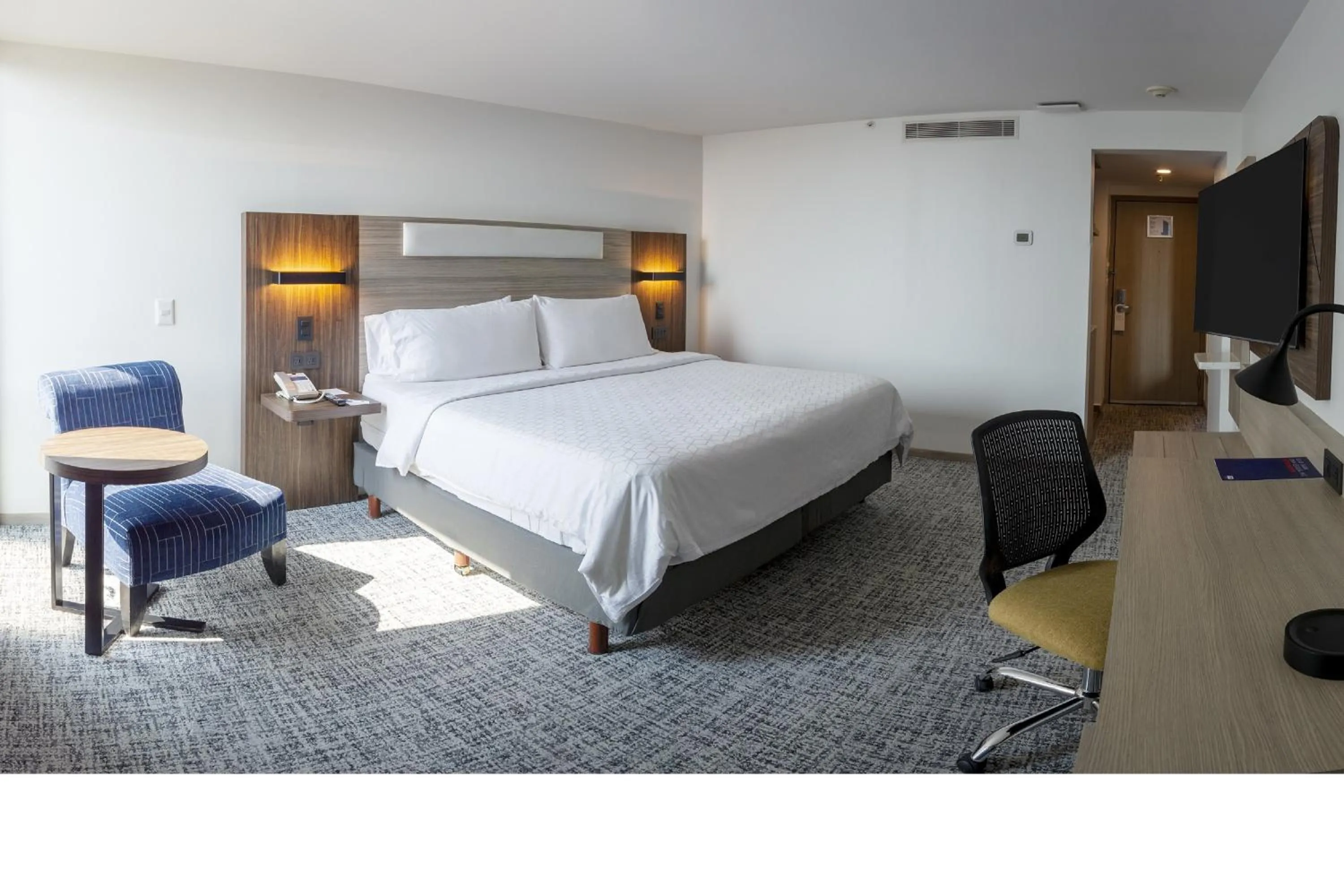 Photo of the whole room, Bed in Holiday Inn Express Toluca Galerias Metepec by IHG