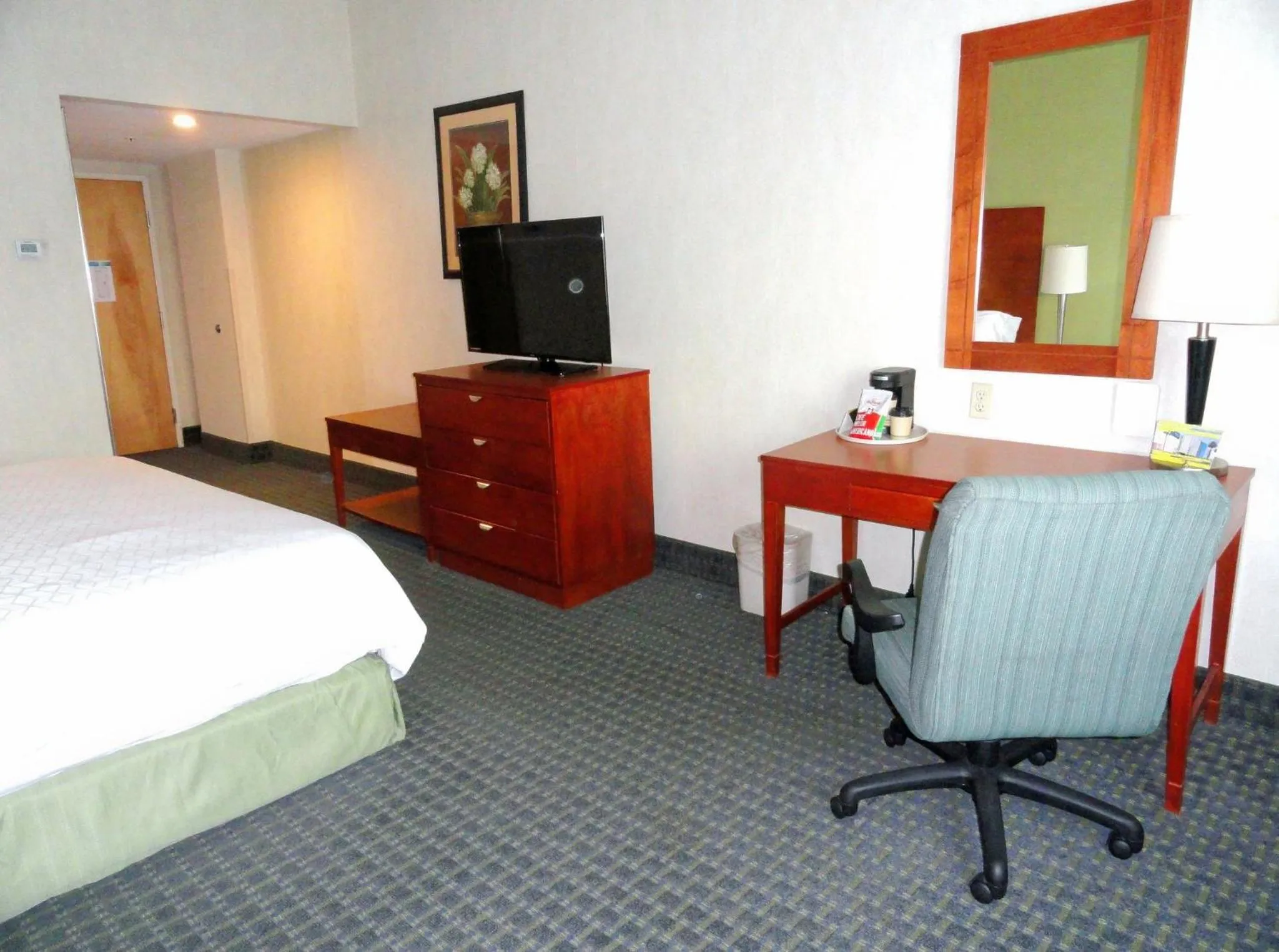 Photo of the whole room, Bed in Holiday Inn Express & Suites Toluca Zona Aeropuerto by IHG