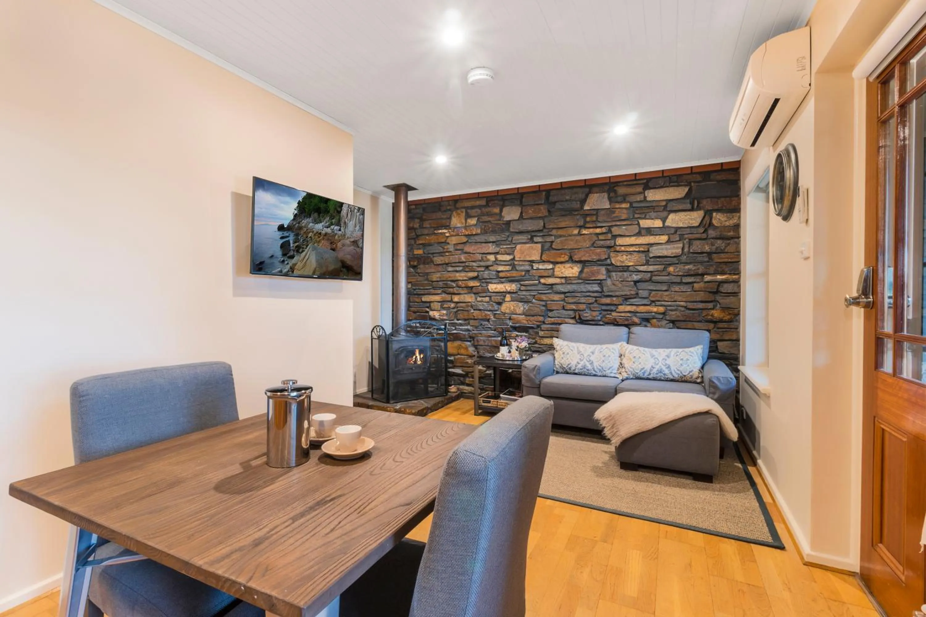 Kitchen or kitchenette, Bed in Stonewell Cottages and Vineyards