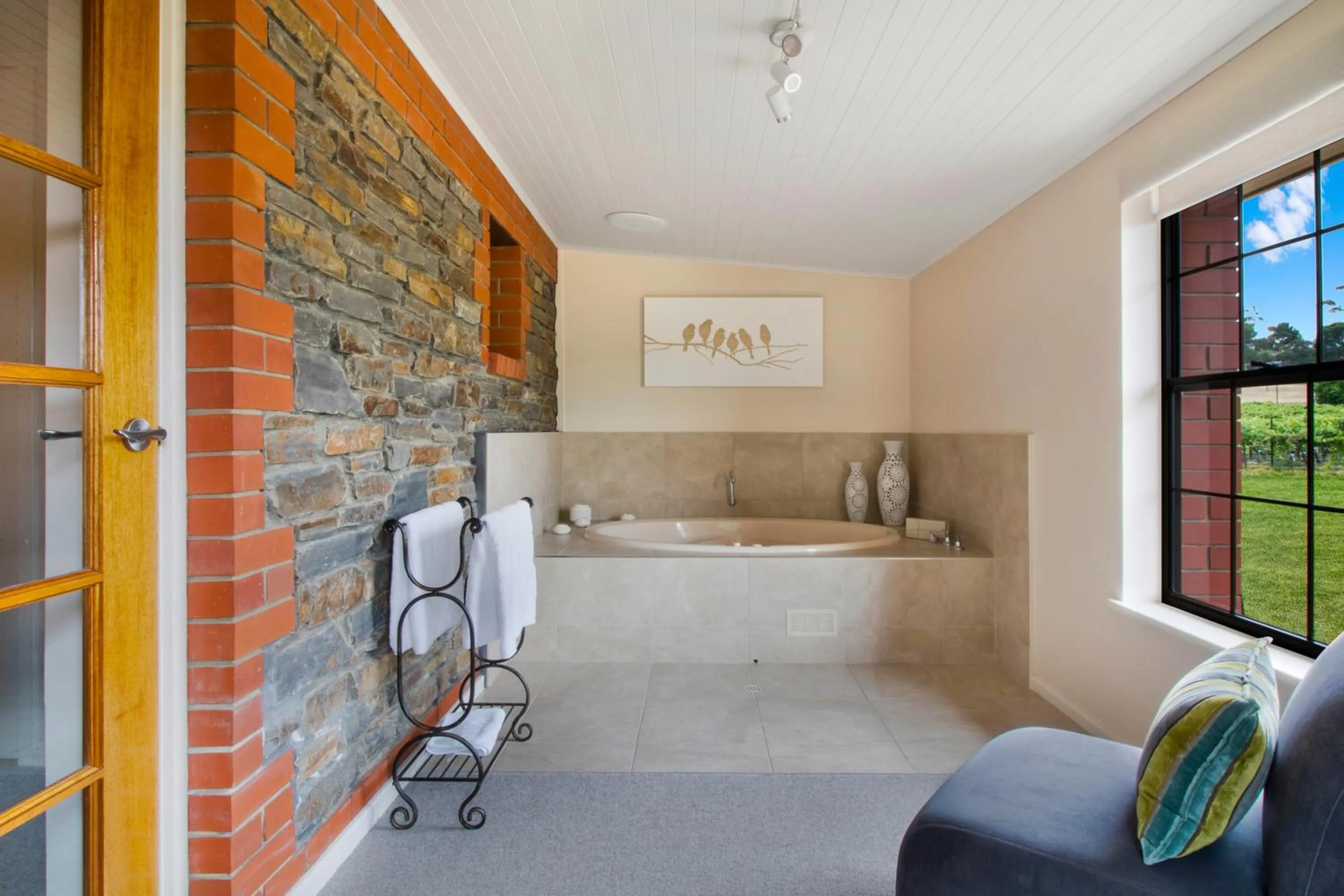 Bathroom, Bed in Stonewell Cottages and Vineyards