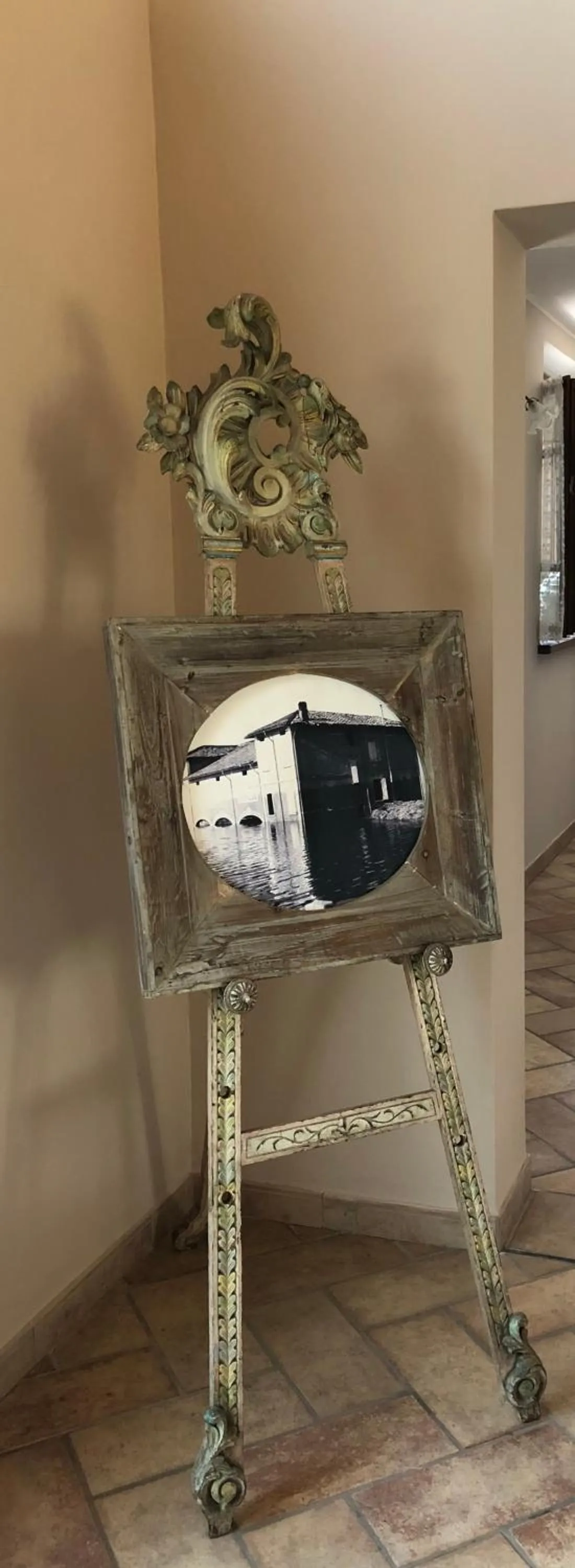 Decorative detail in VIA D' ESTE 8