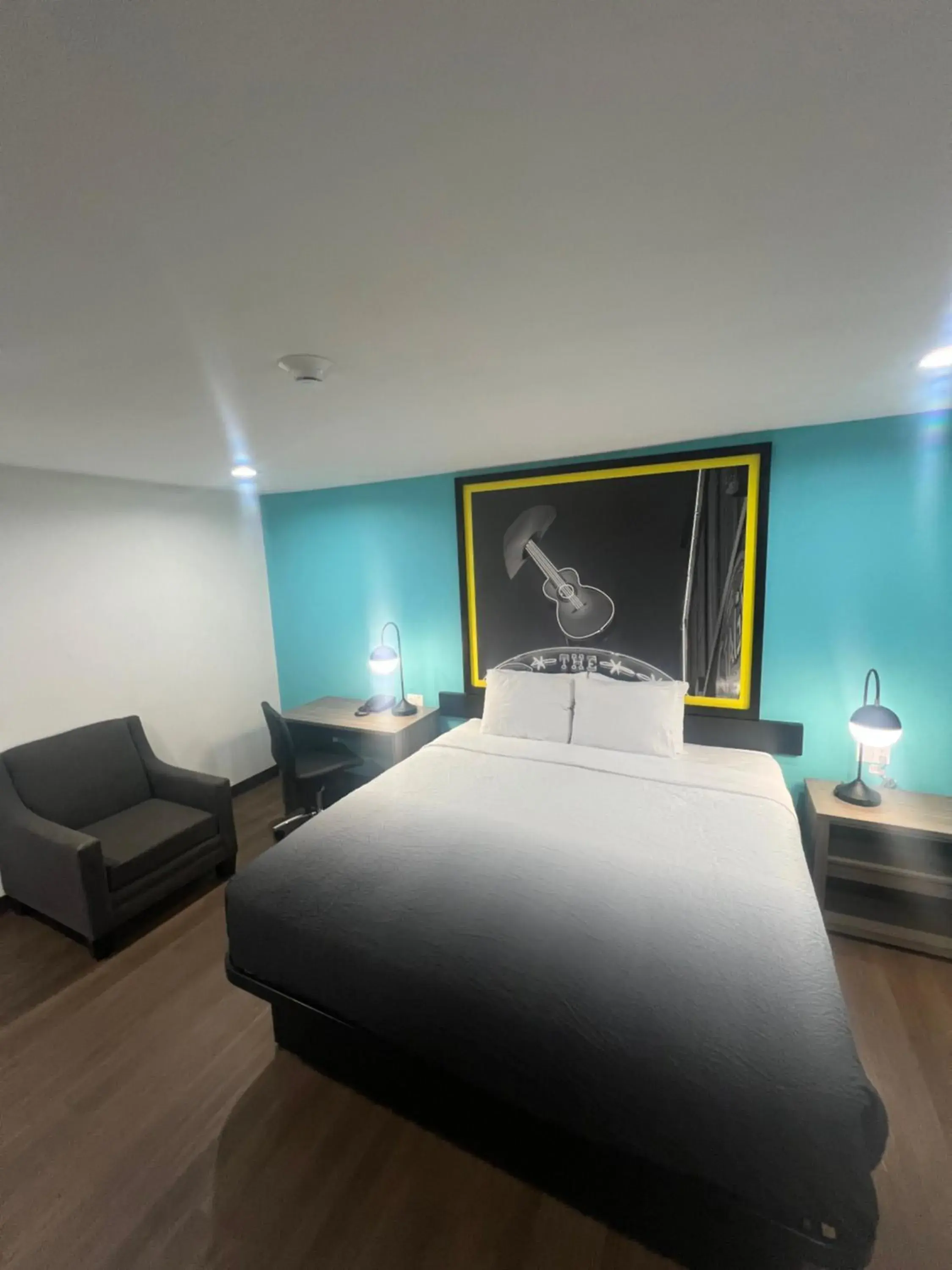 Bed in Rodeway Inn Bed in Rodeway Inn