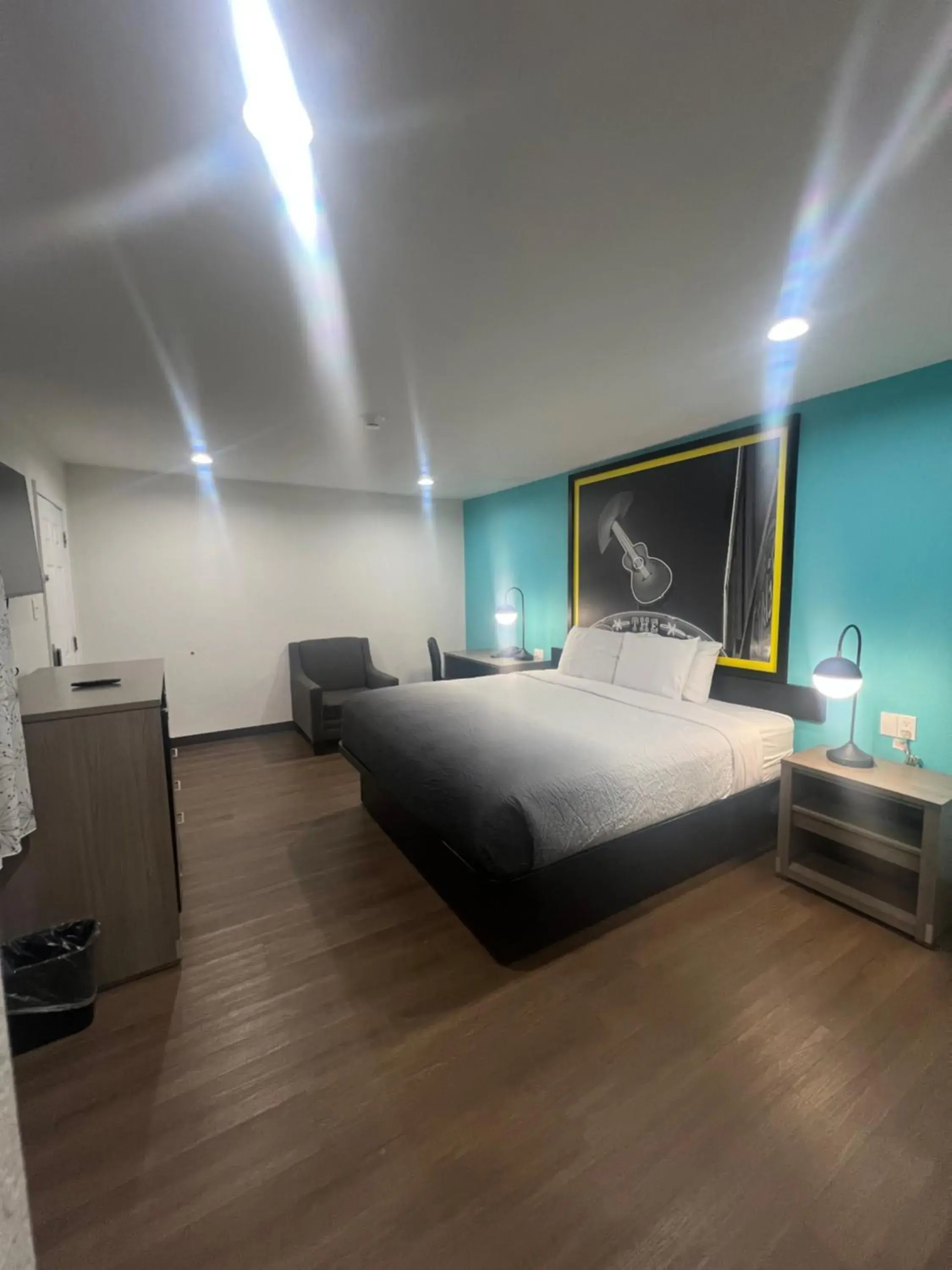 Bed in Rodeway Inn Bed in Rodeway Inn