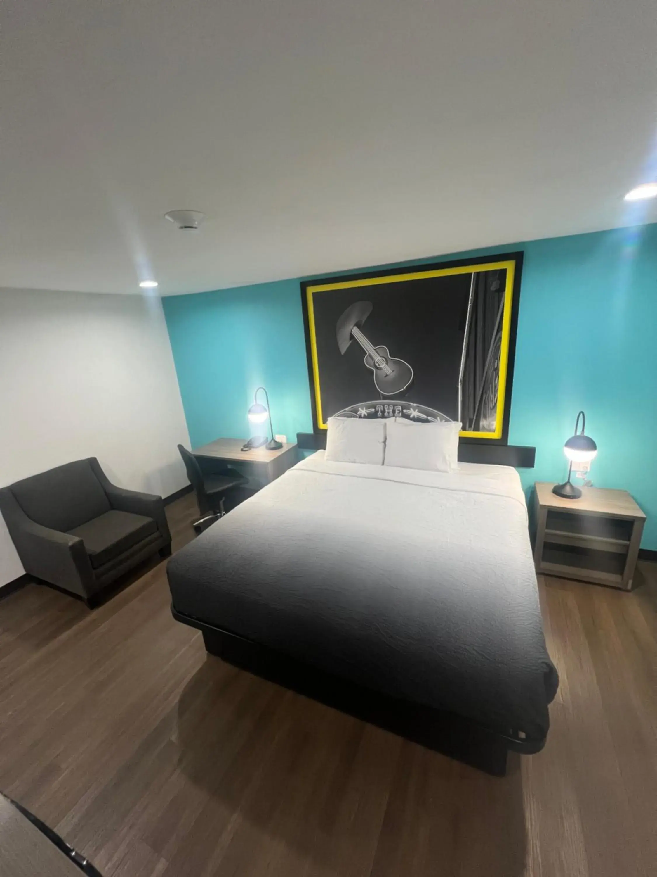 Bed in Rodeway Inn Bed in Rodeway Inn