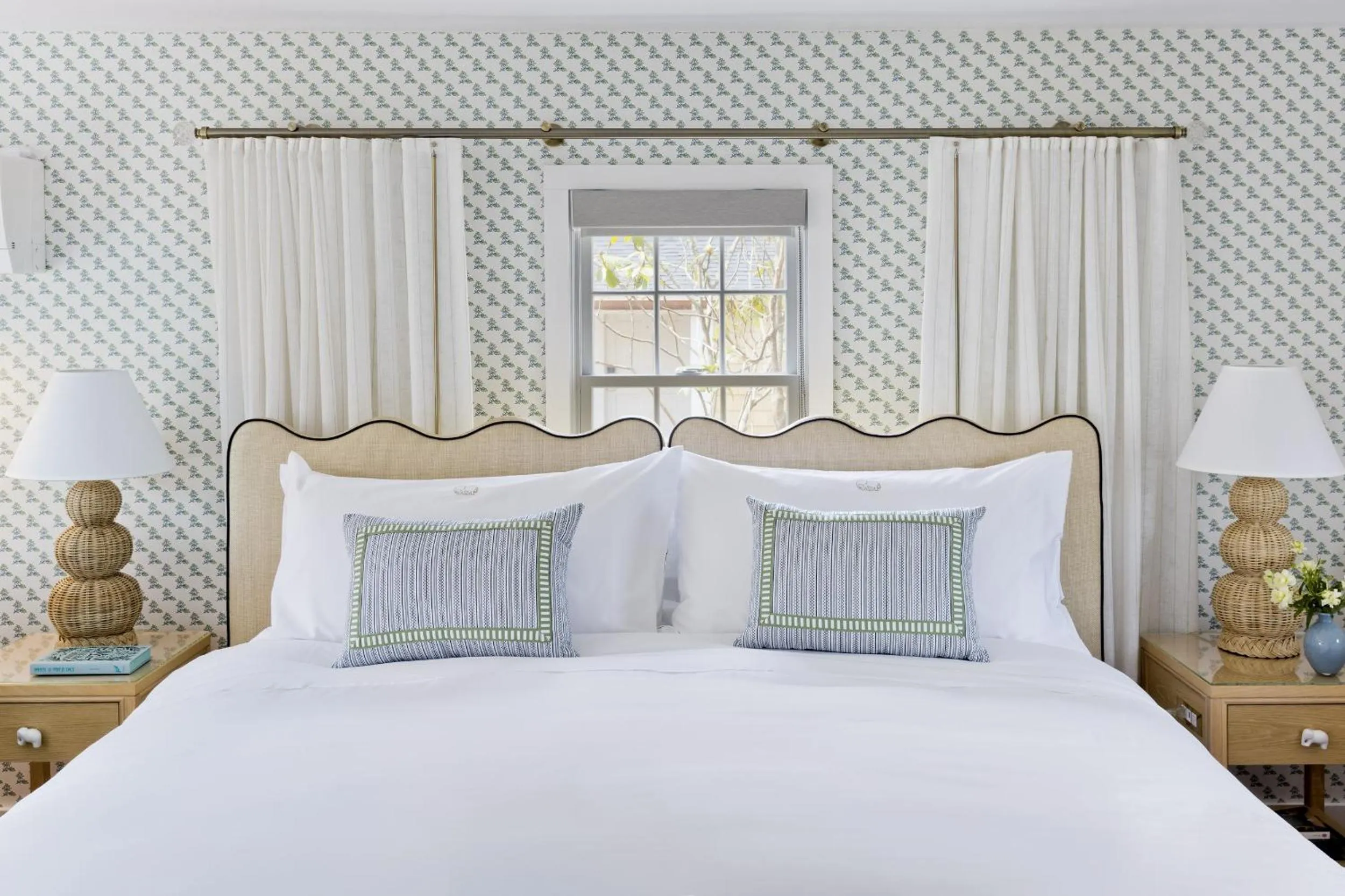 Bedroom, Bed in White Elephant Hotel