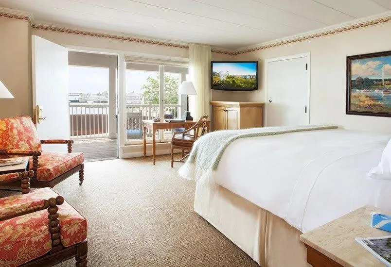 Photo of the whole room, Bed in White Elephant Hotel