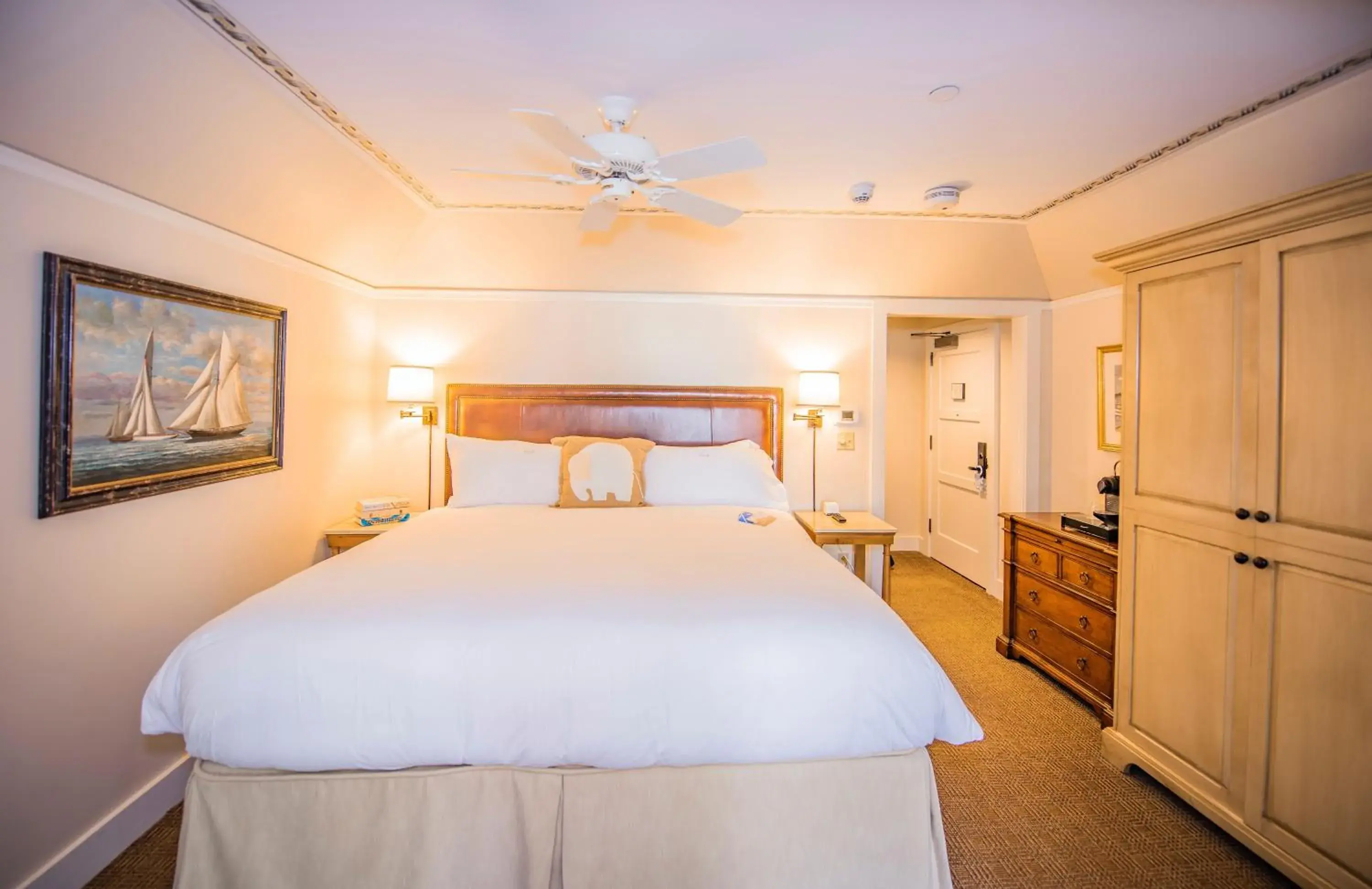 King Guest Suite Accessible in White Elephant Hotel King Guest Suite Accessible in White Elephant Hotel