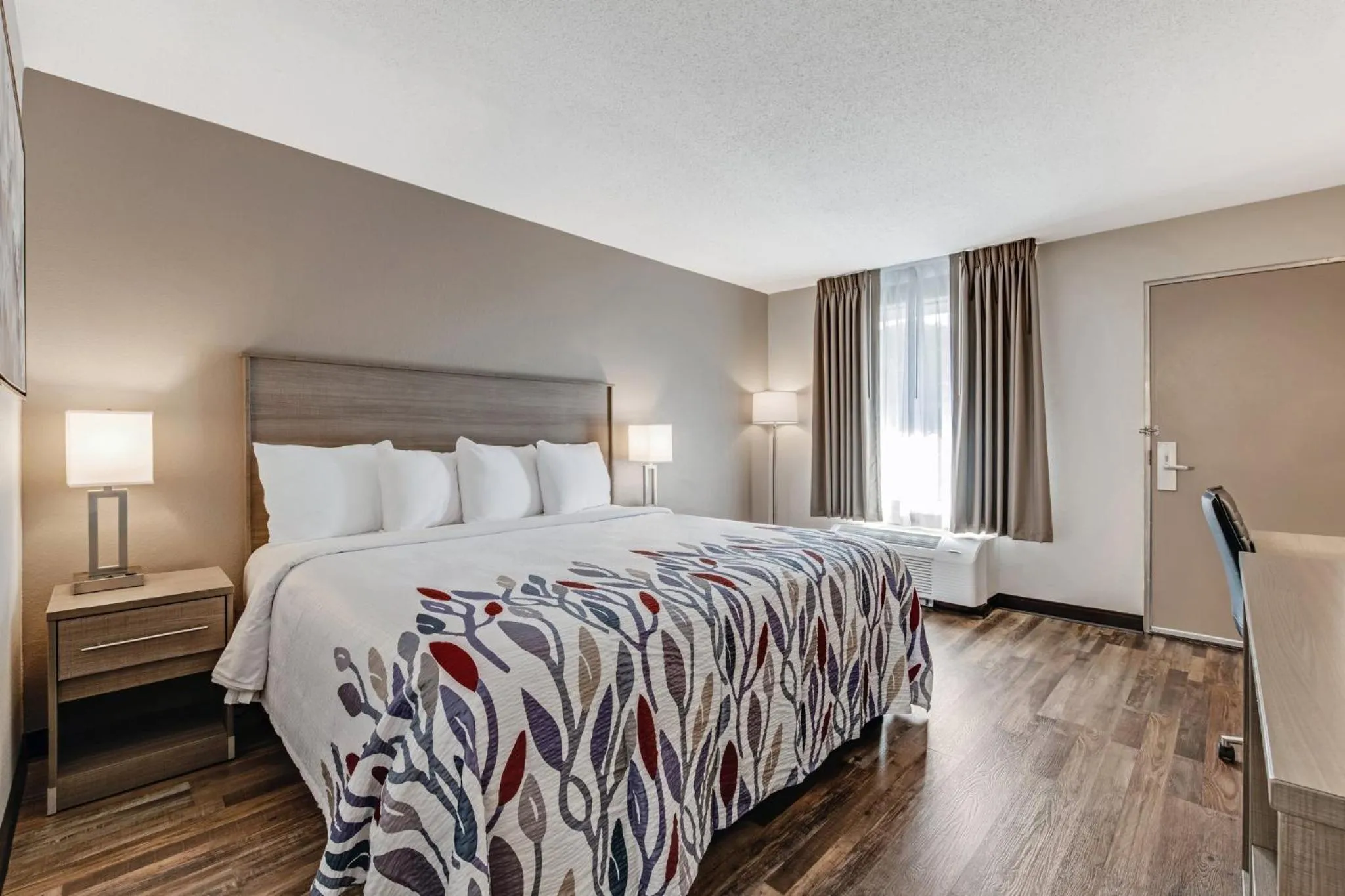 Photo of the whole room, Bed in Red Roof Inn & Suites Wilkesboro