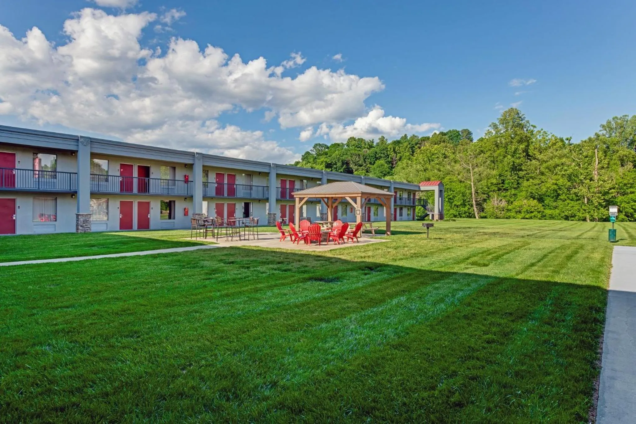 Inner courtyard view in Red Roof Inn & Suites Wilkesboro