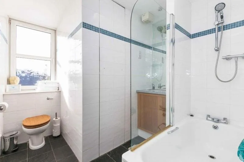 Bathroom in Fraoch House