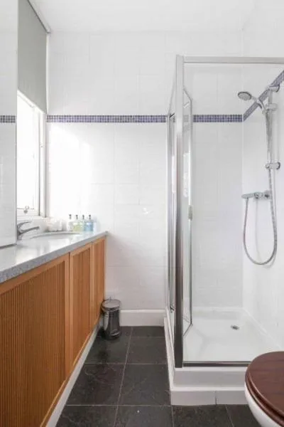 Bathroom in Fraoch House