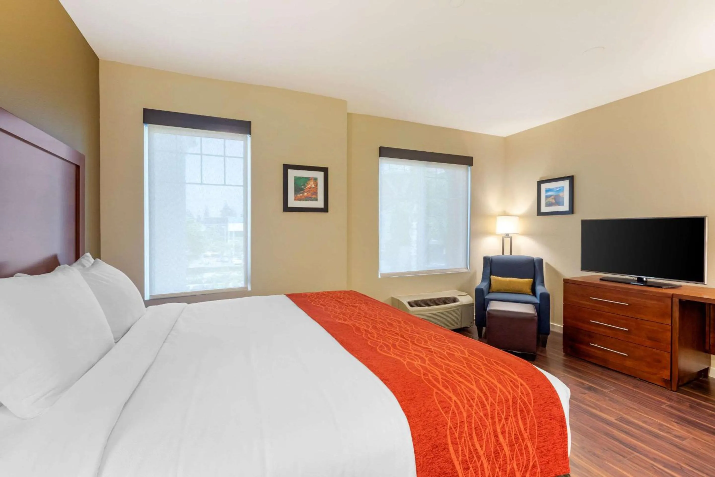 Photo of the whole room, Bed in Comfort Inn & Suites Near Ontario Airport