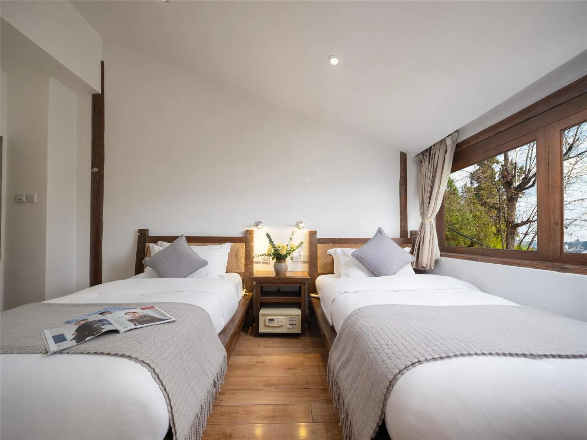 Property building, Bed in Lijiang Merry Inn