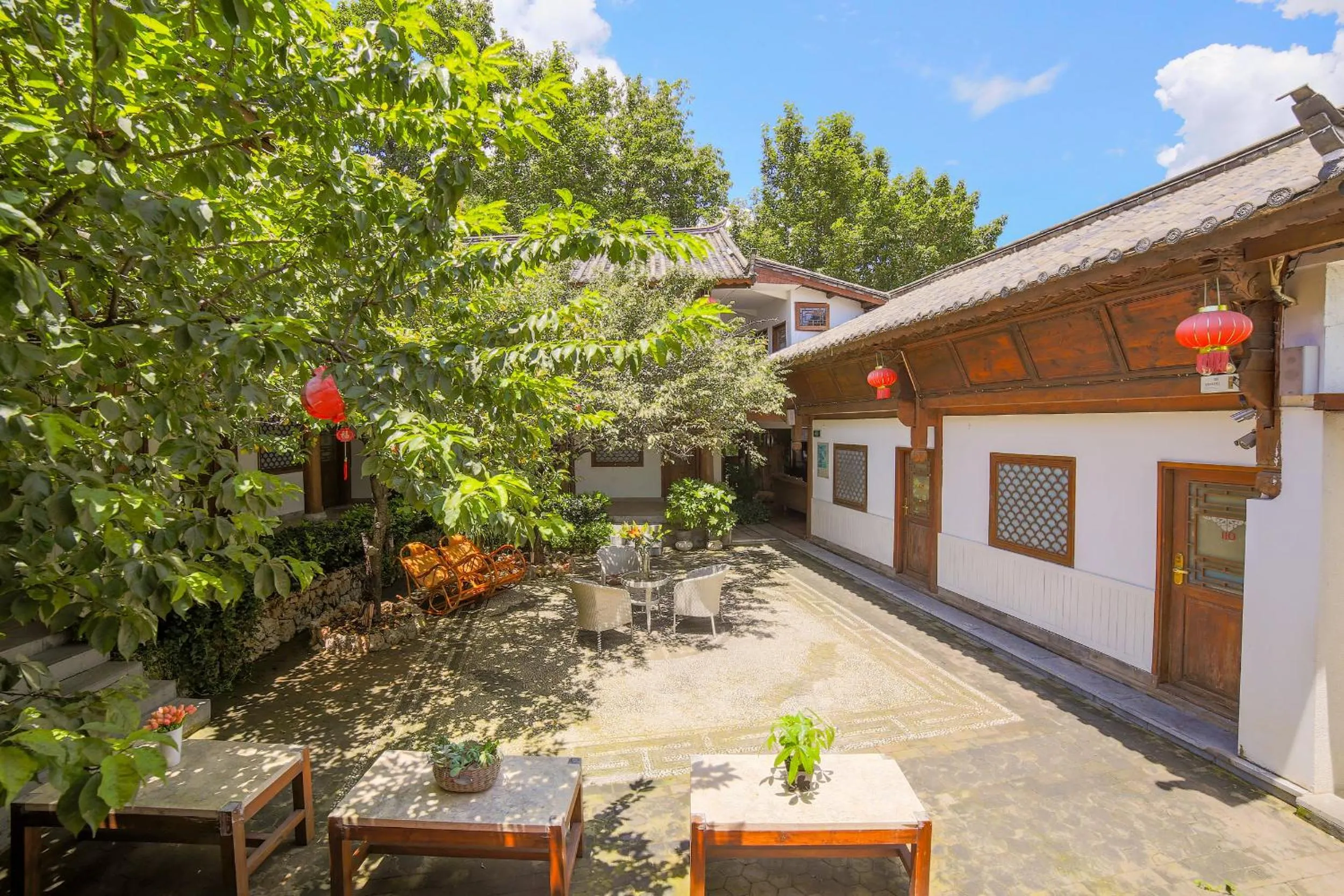 Garden in Lijiang Merry Inn