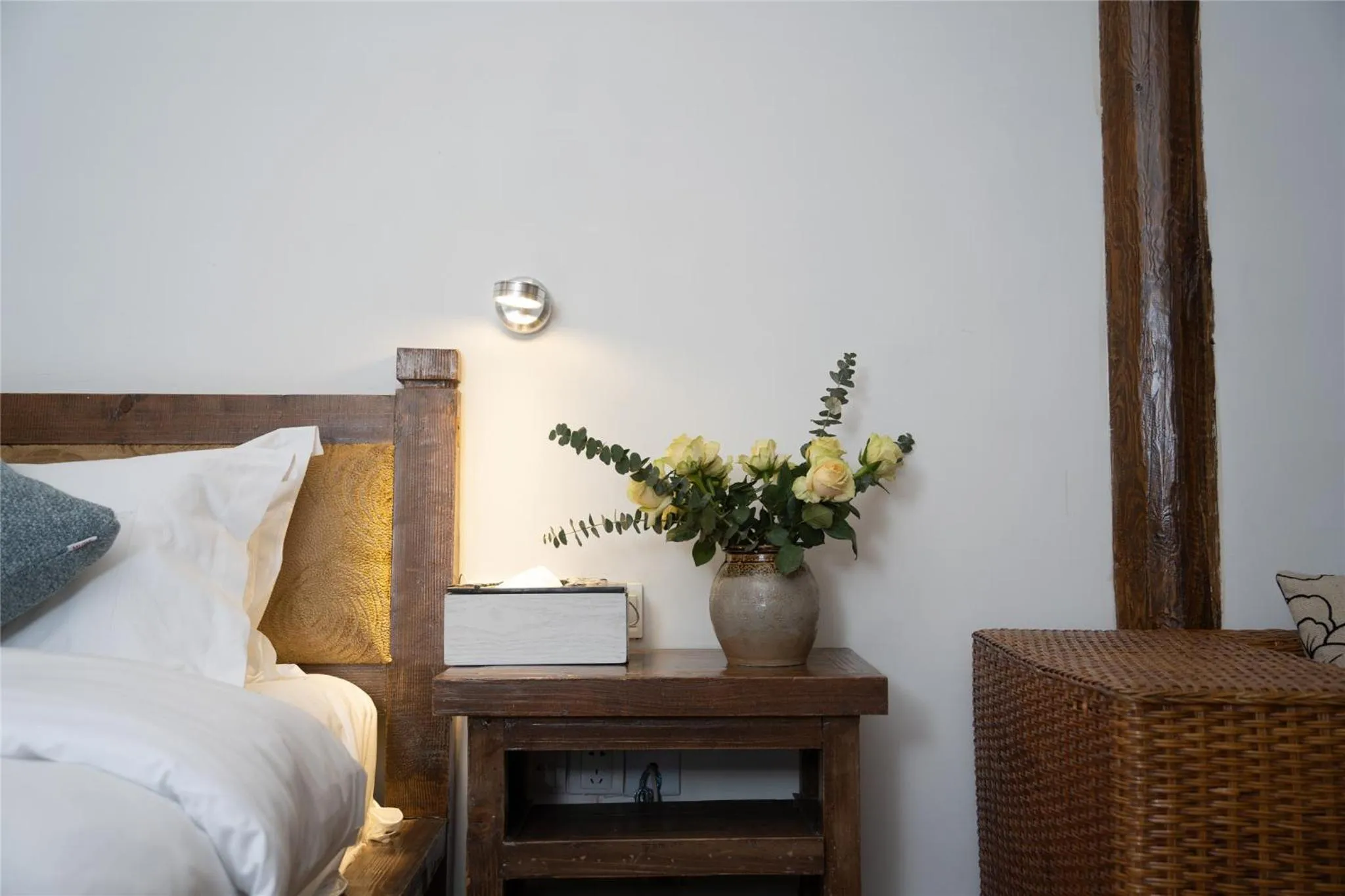 Property building, Bed in Lijiang Merry Inn