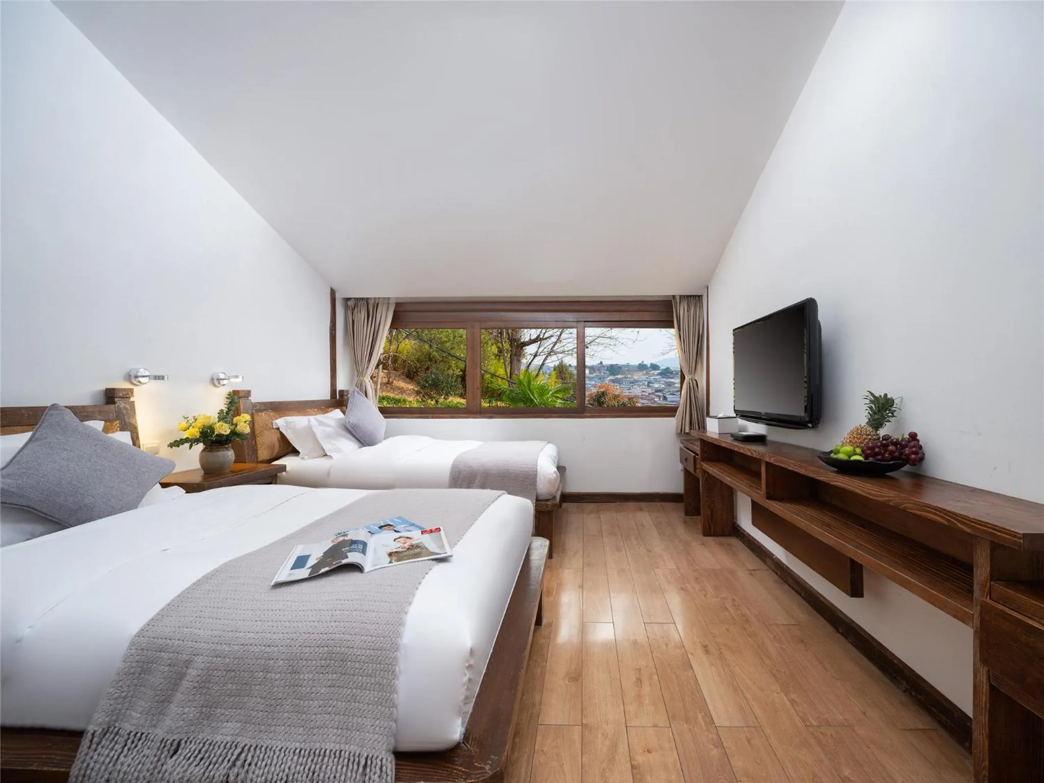 Property building, Bed in Lijiang Merry Inn