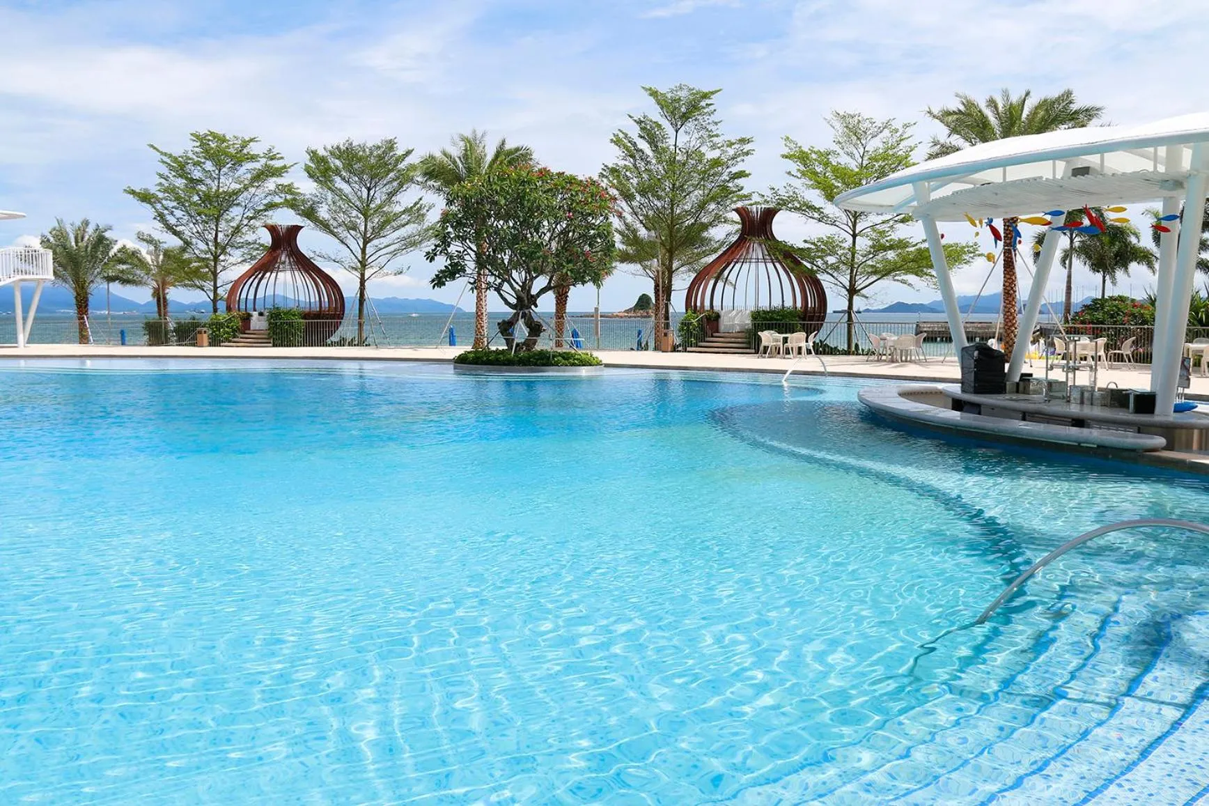 Lounge or bar in Intercontinental Shenzhen Dameisha Resort by IHG