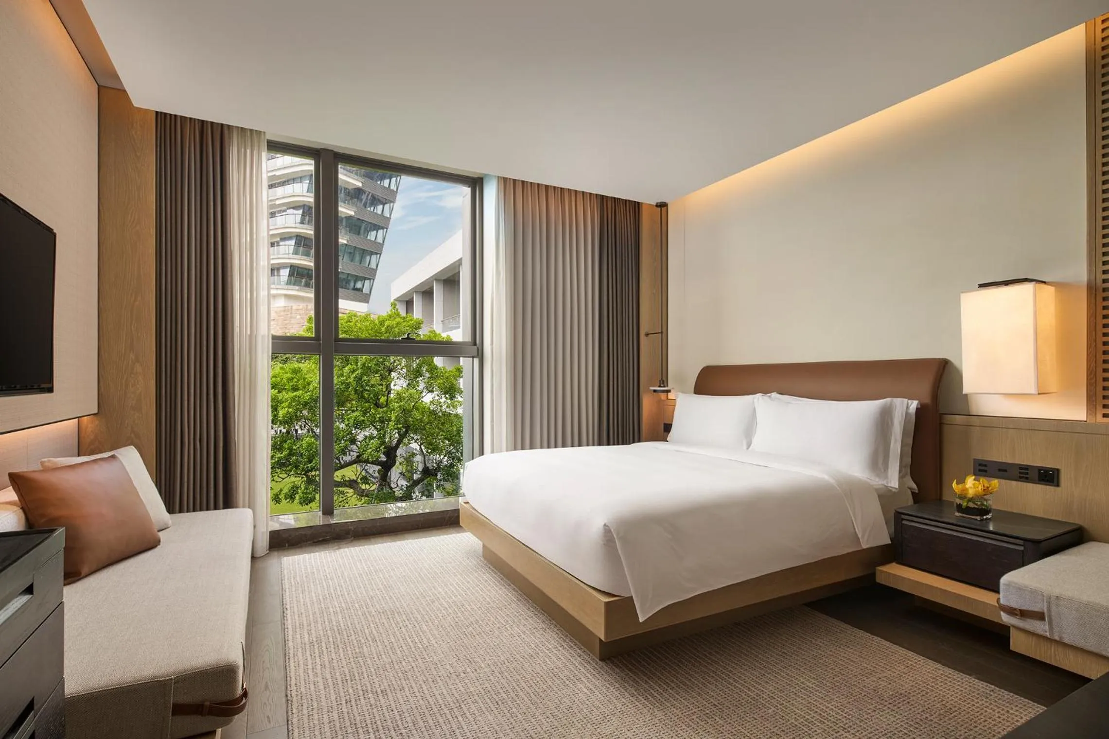 Bed in Intercontinental Shenzhen Dameisha Resort by IHG