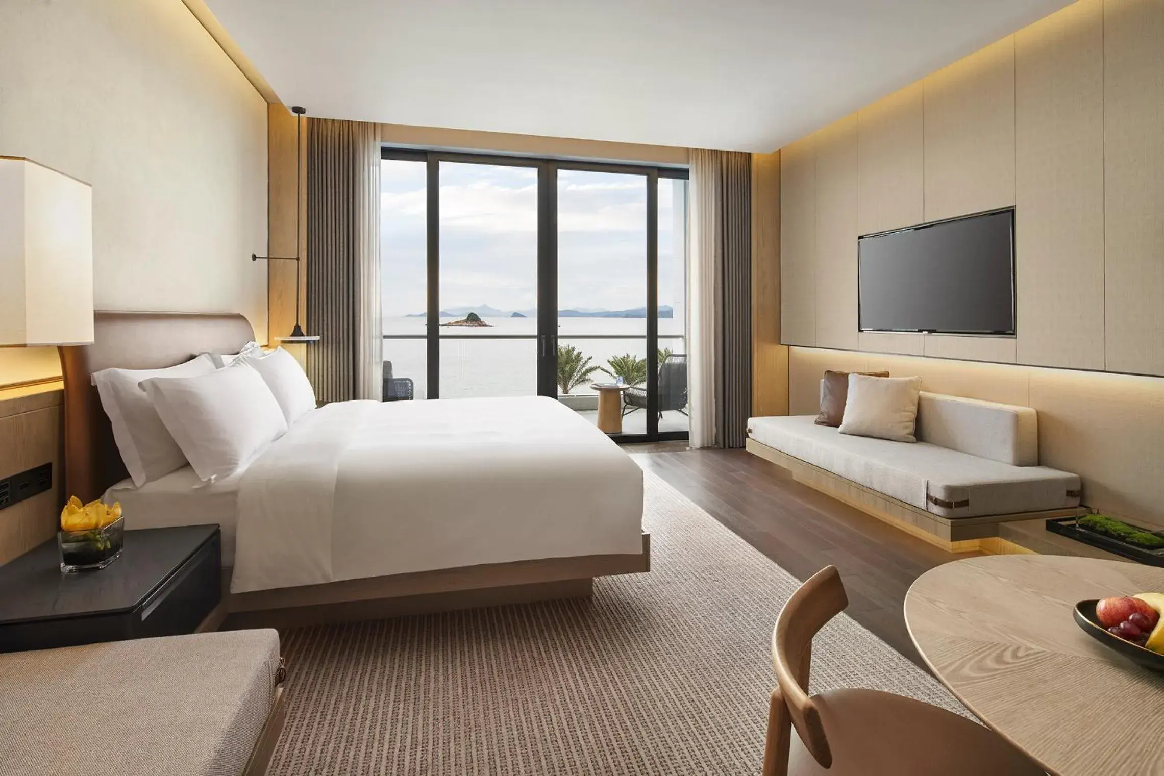 Bed in Intercontinental Shenzhen Dameisha Resort by IHG Bed in Intercontinental Shenzhen Dameisha Resort by IHG