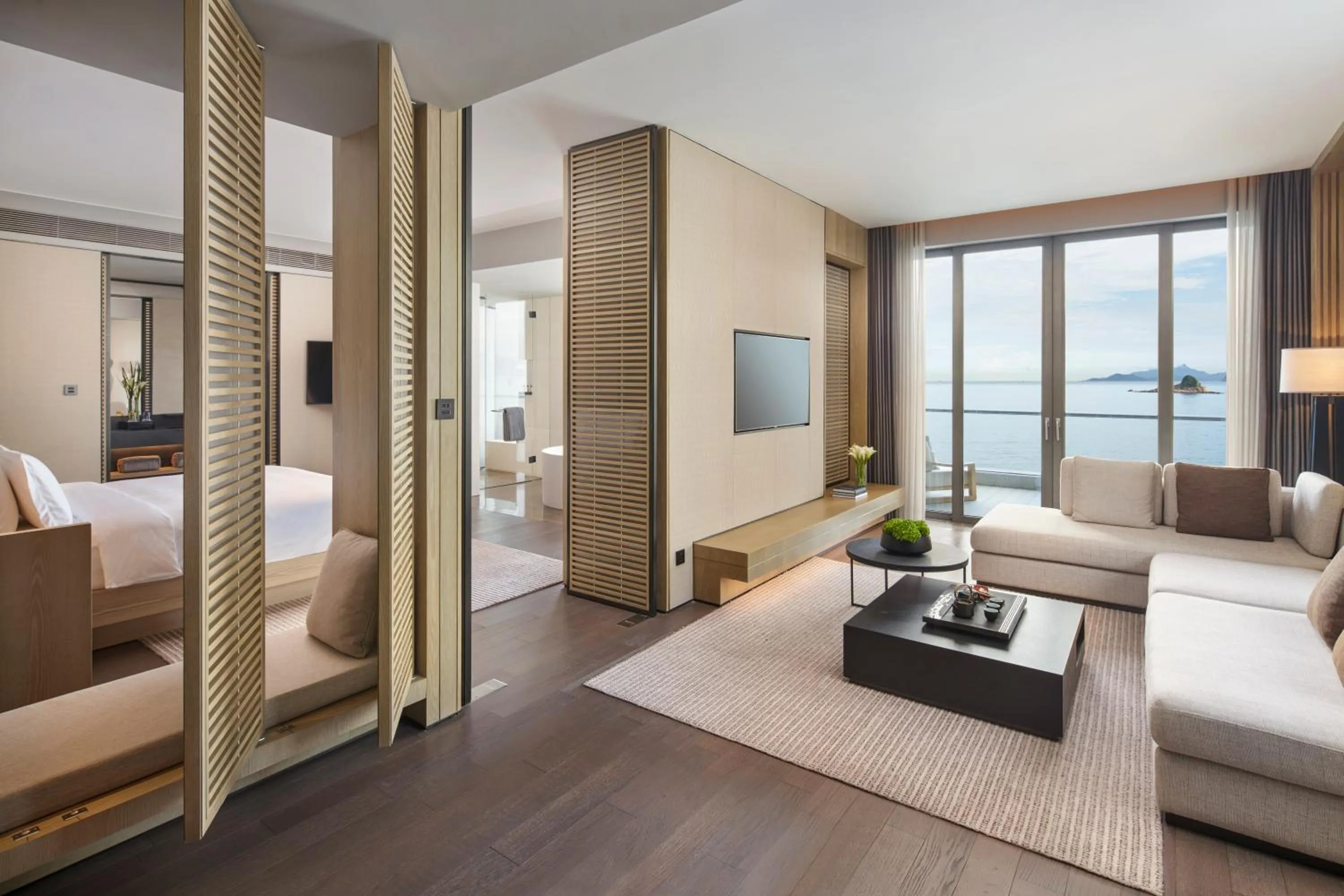 Photo of the whole room, Bed in Intercontinental Shenzhen Dameisha Resort by IHG