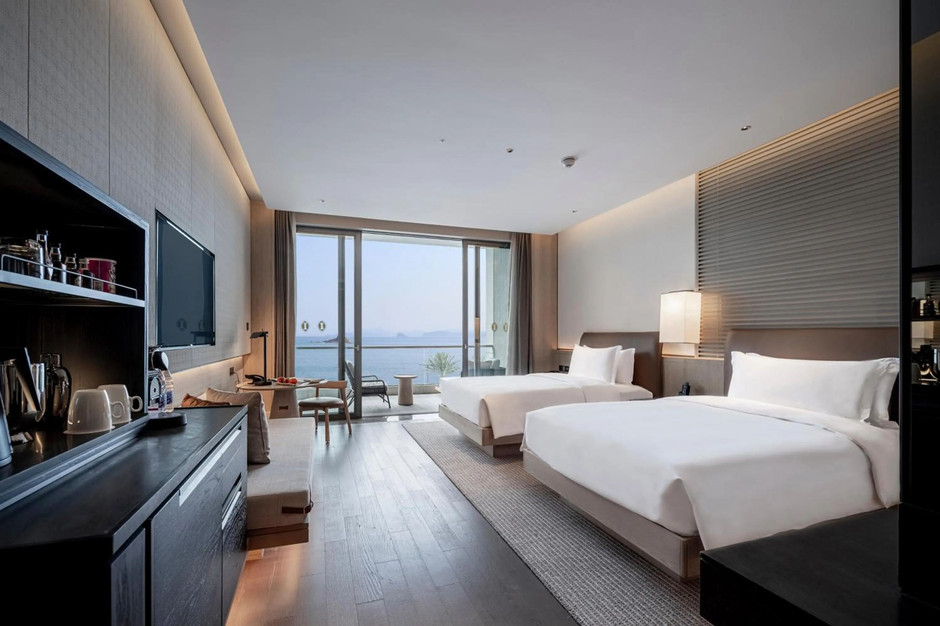 Photo of the whole room, Bed in Intercontinental Shenzhen Dameisha Resort by IHG