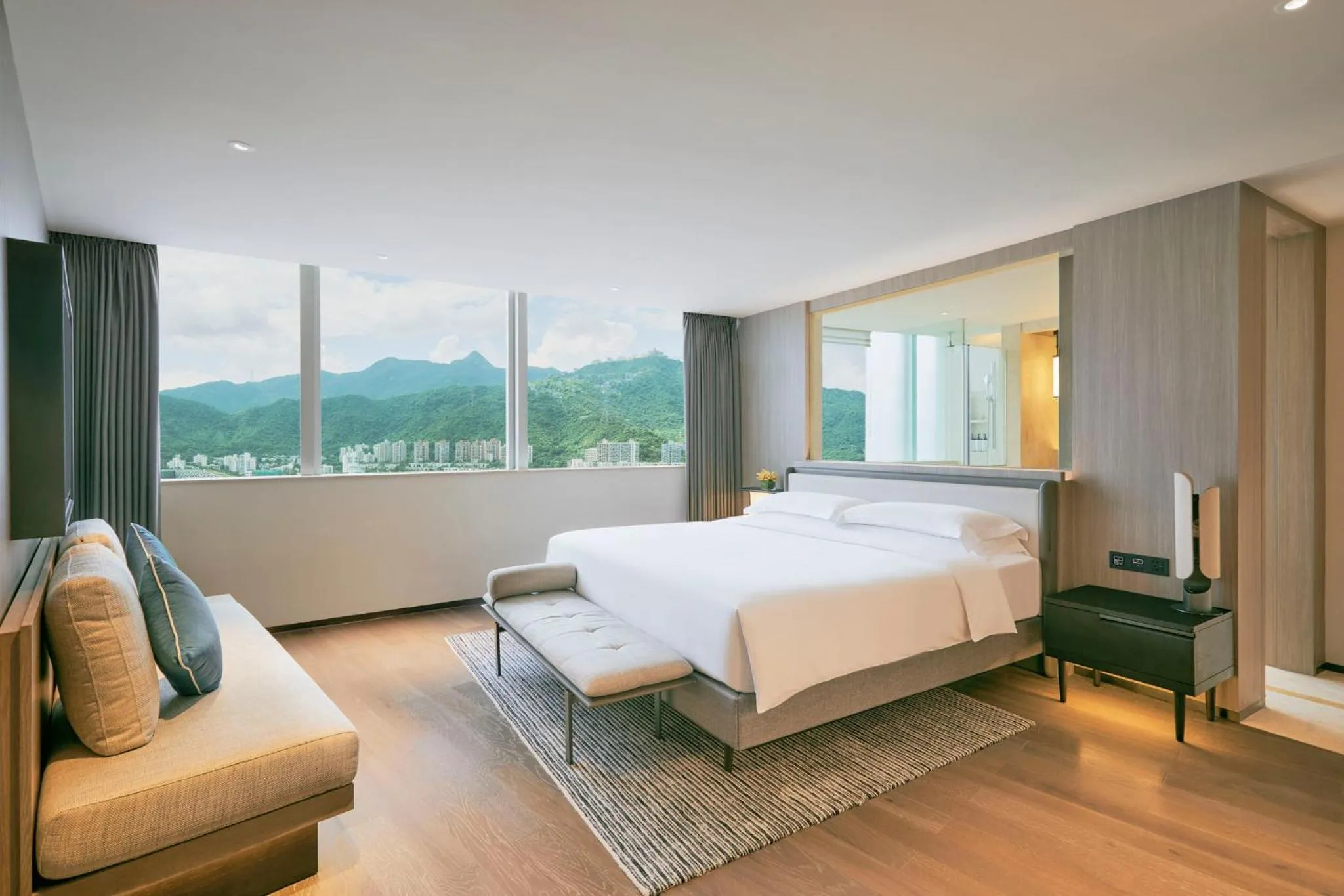 Photo of the whole room, Bed in Intercontinental Shenzhen Dameisha Resort by IHG
