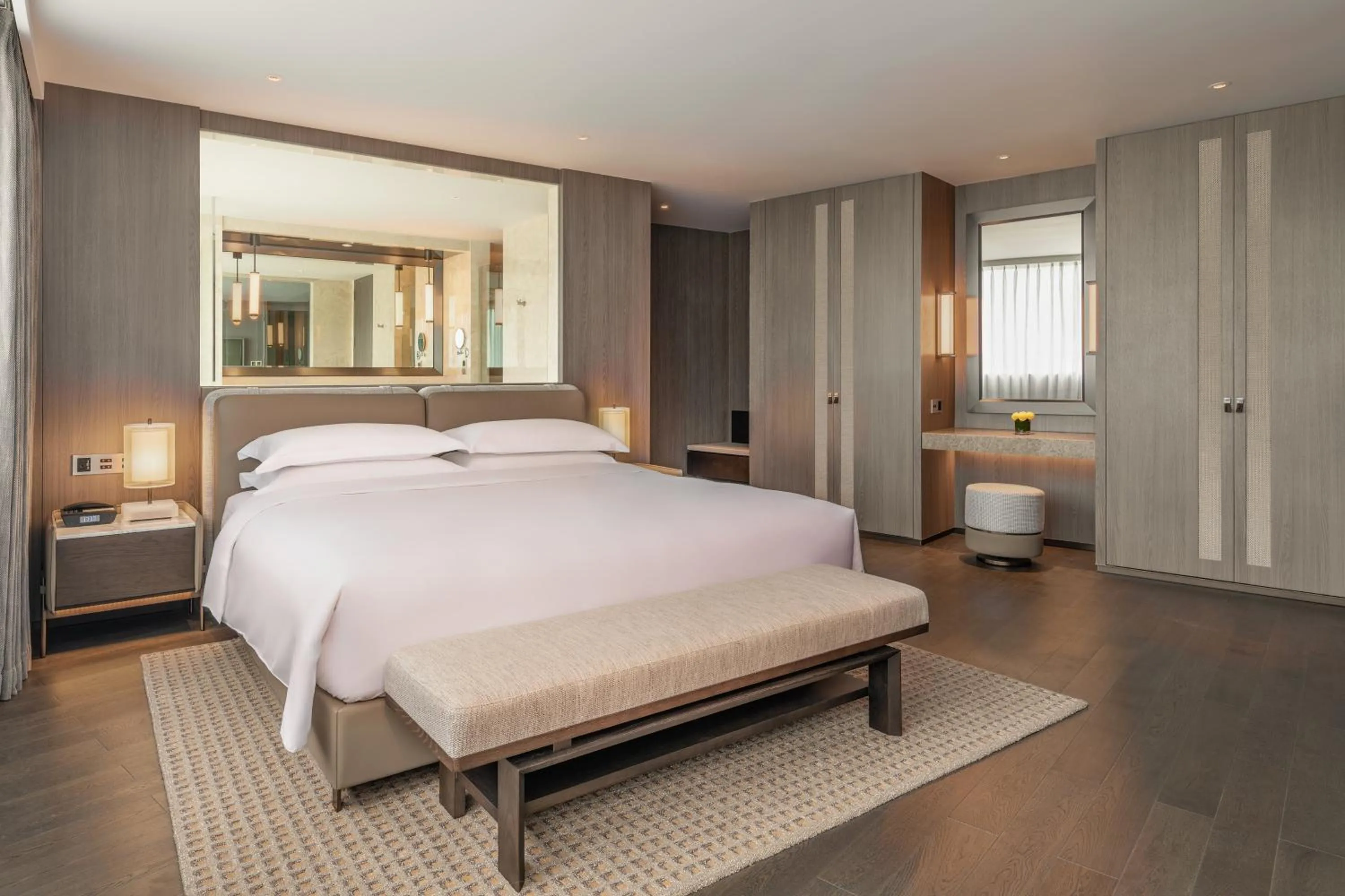 Photo of the whole room, Bed in Intercontinental Shenzhen Dameisha Resort by IHG