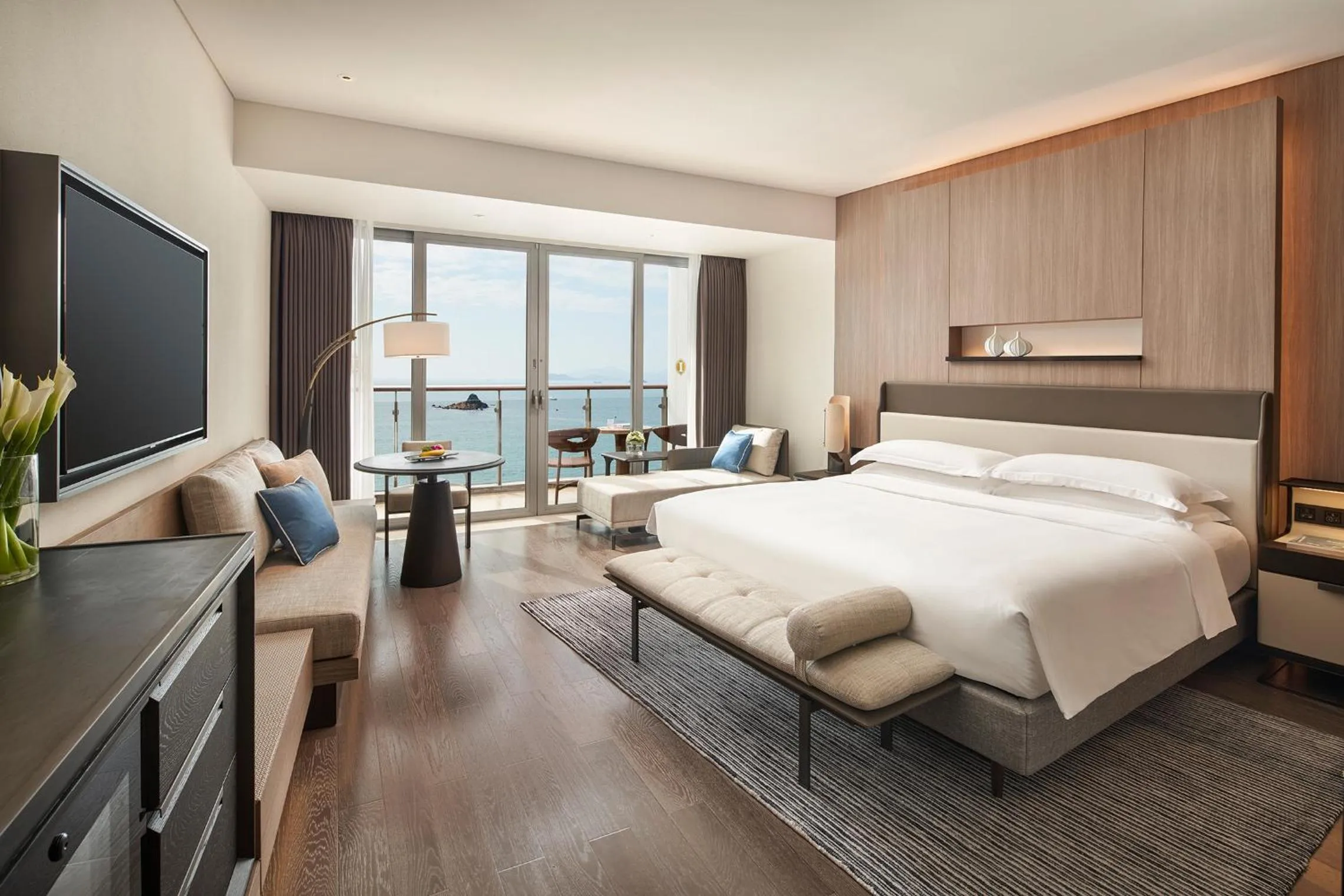 Bed in Intercontinental Shenzhen Dameisha Resort by IHG