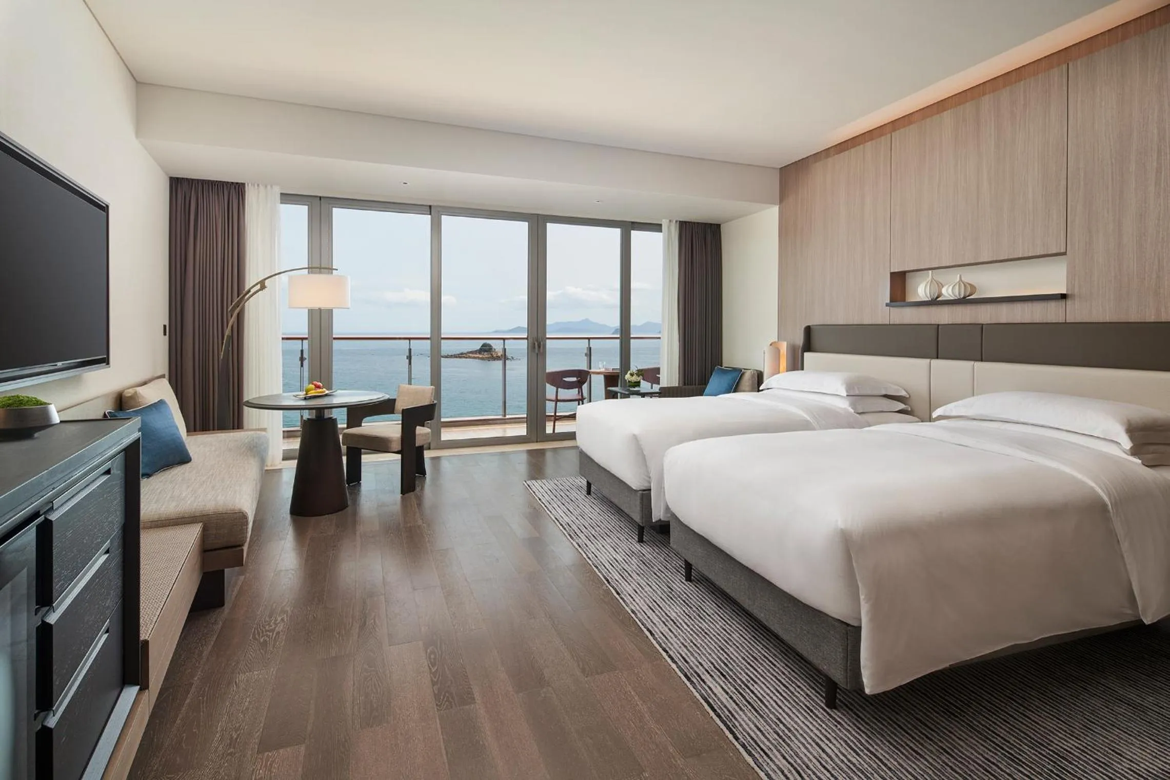 Bed in Intercontinental Shenzhen Dameisha Resort by IHG