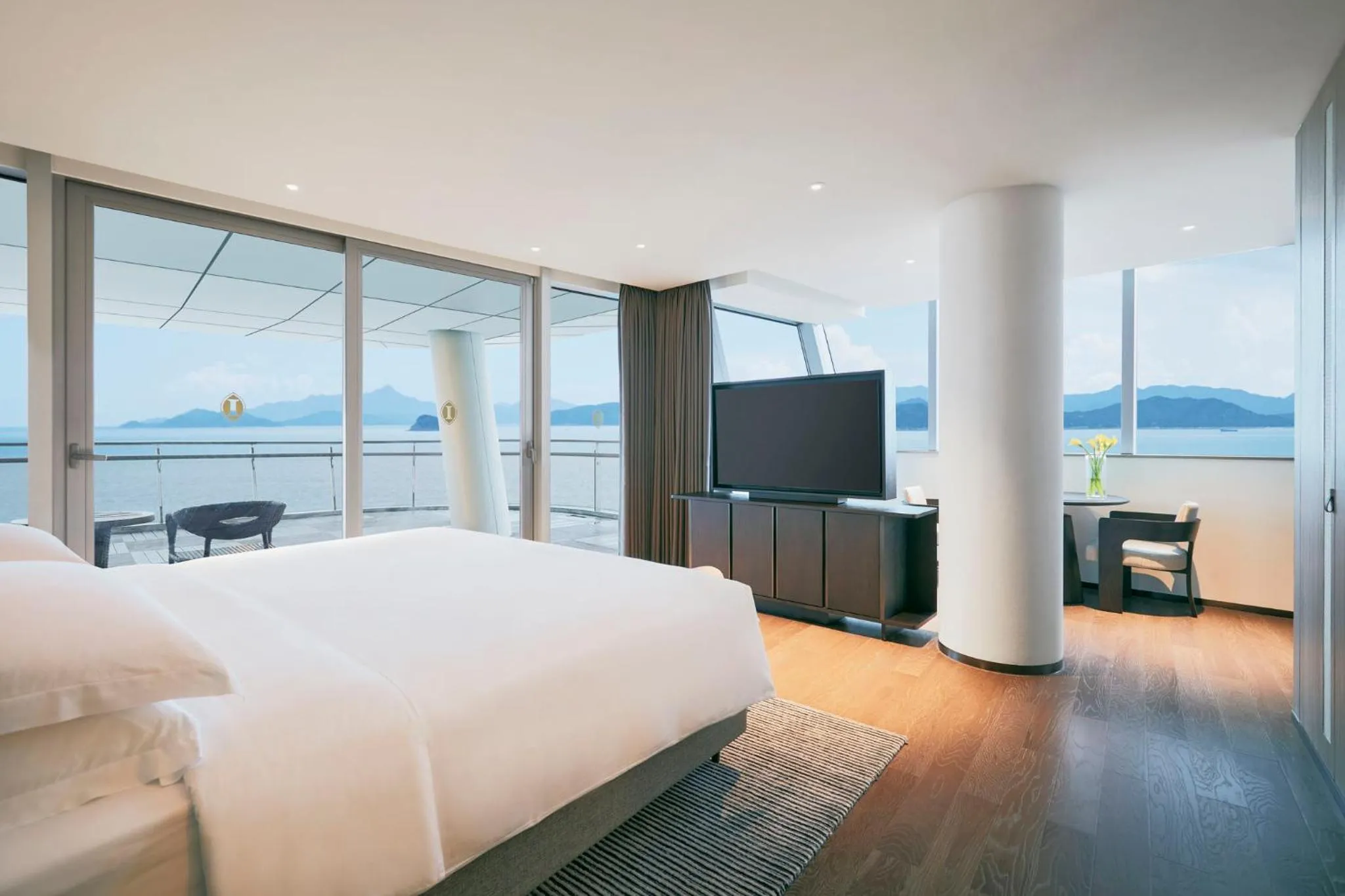 Photo of the whole room, Bed in Intercontinental Shenzhen Dameisha Resort by IHG