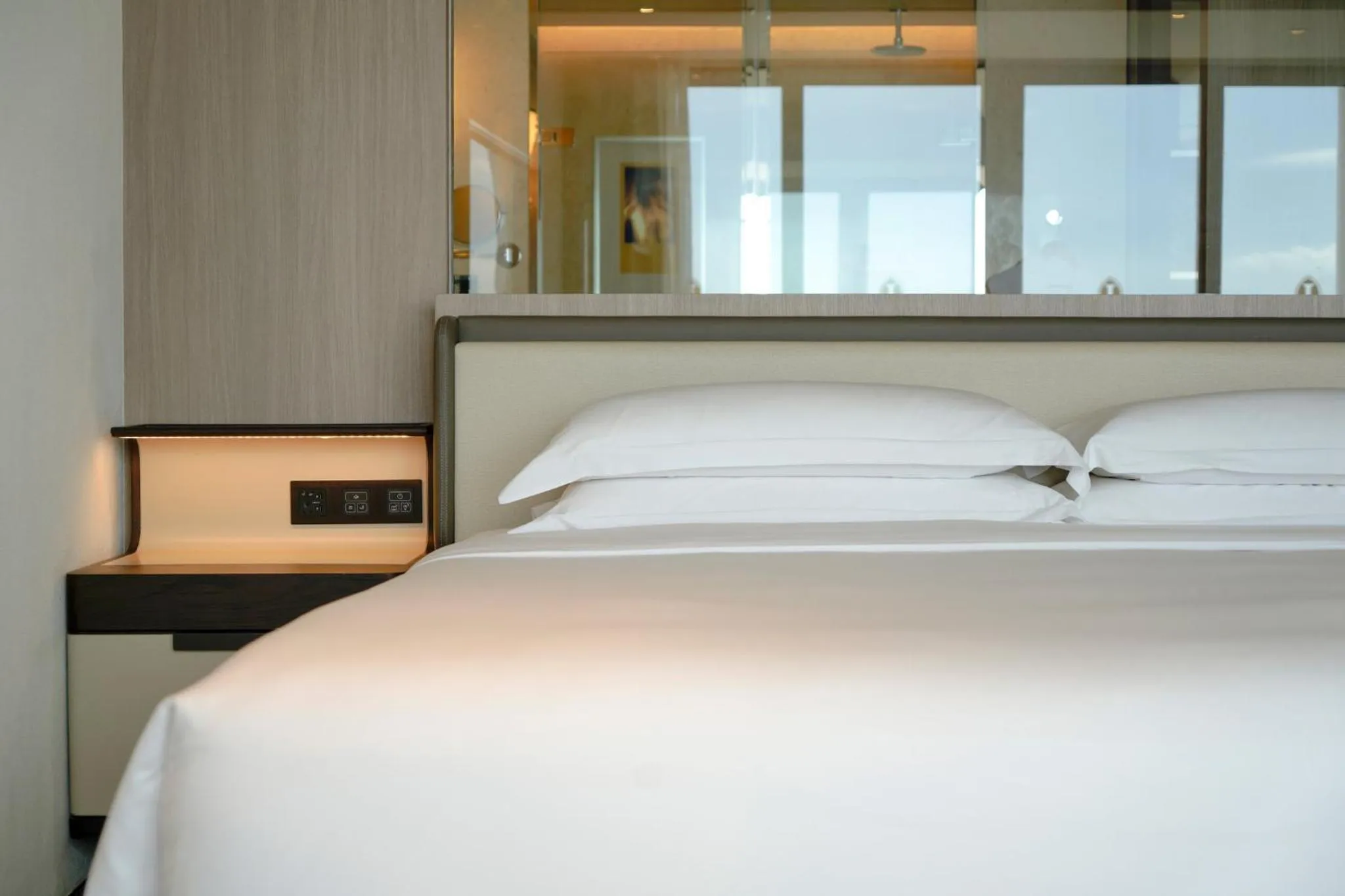 Photo of the whole room, Bed in Intercontinental Shenzhen Dameisha Resort by IHG