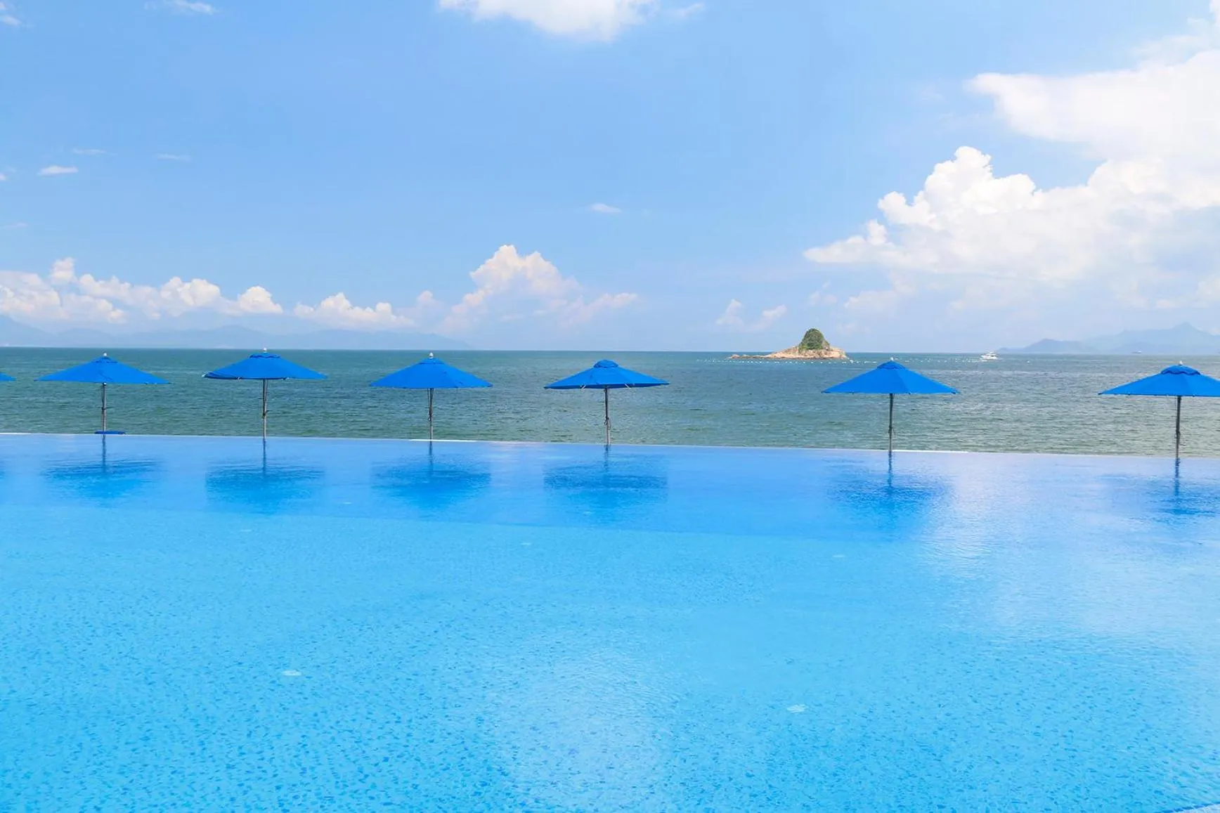 Beach in Intercontinental Shenzhen Dameisha Resort by IHG