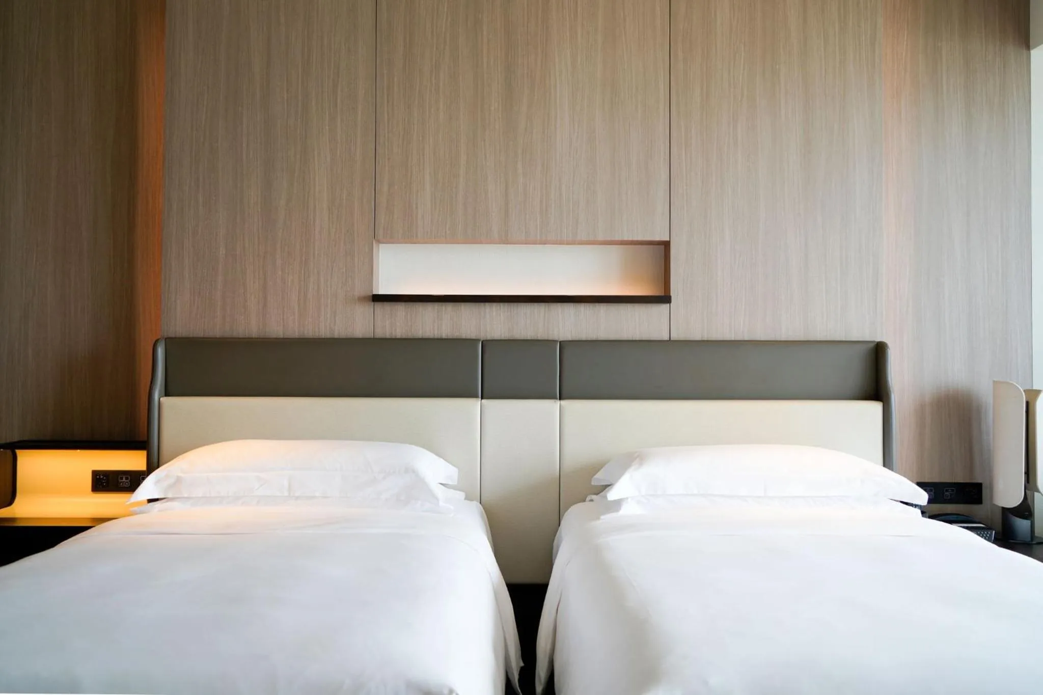 Photo of the whole room, Bed in Intercontinental Shenzhen Dameisha Resort by IHG