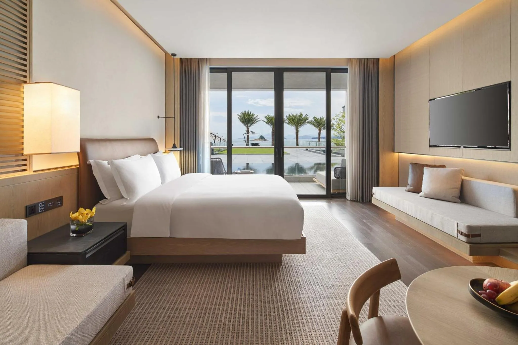 Photo of the whole room, Bed in Intercontinental Shenzhen Dameisha Resort by IHG