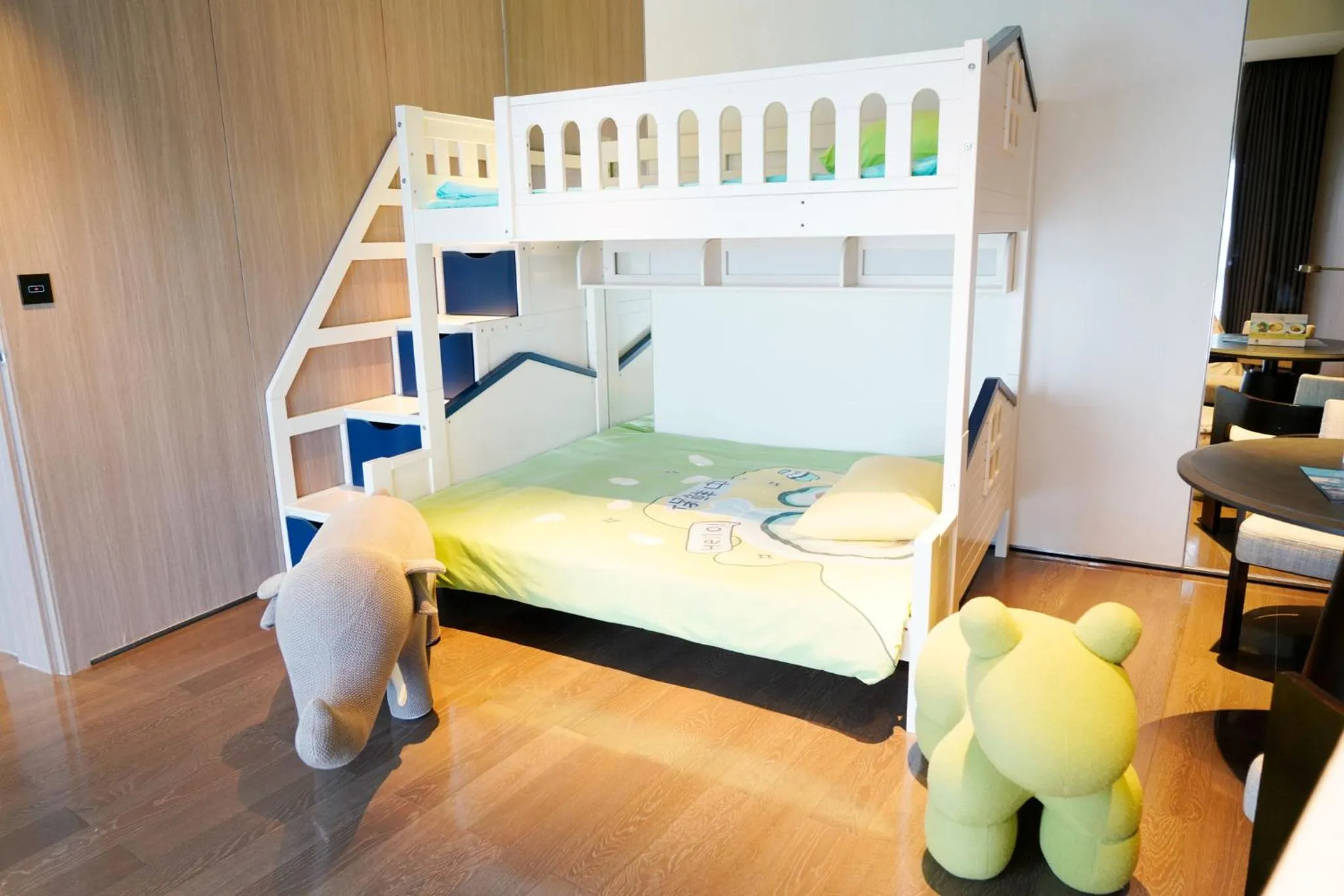 Photo of the whole room, Bed in Intercontinental Shenzhen Dameisha Resort by IHG