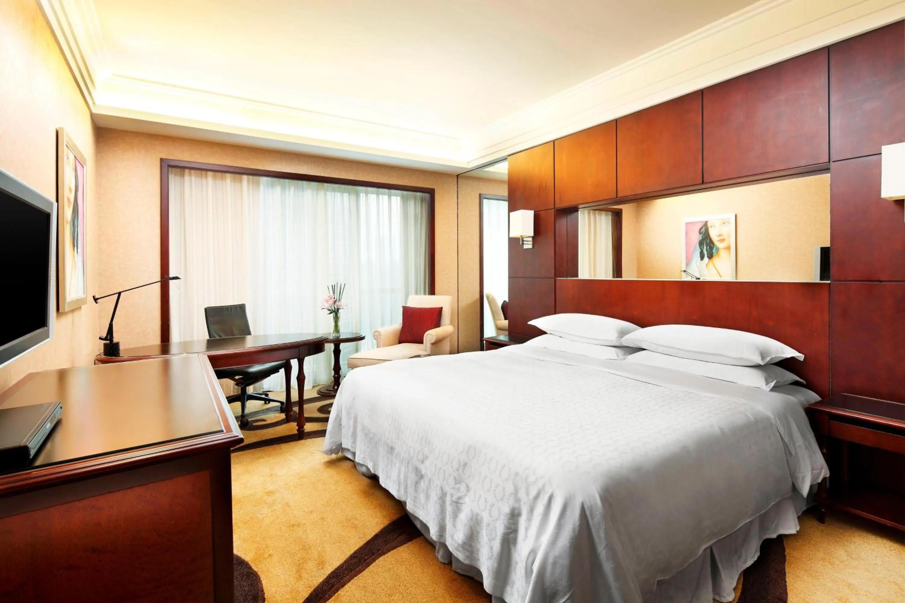 Photo of the whole room, Bed in Sheraton Shenzhen Futian Hotel