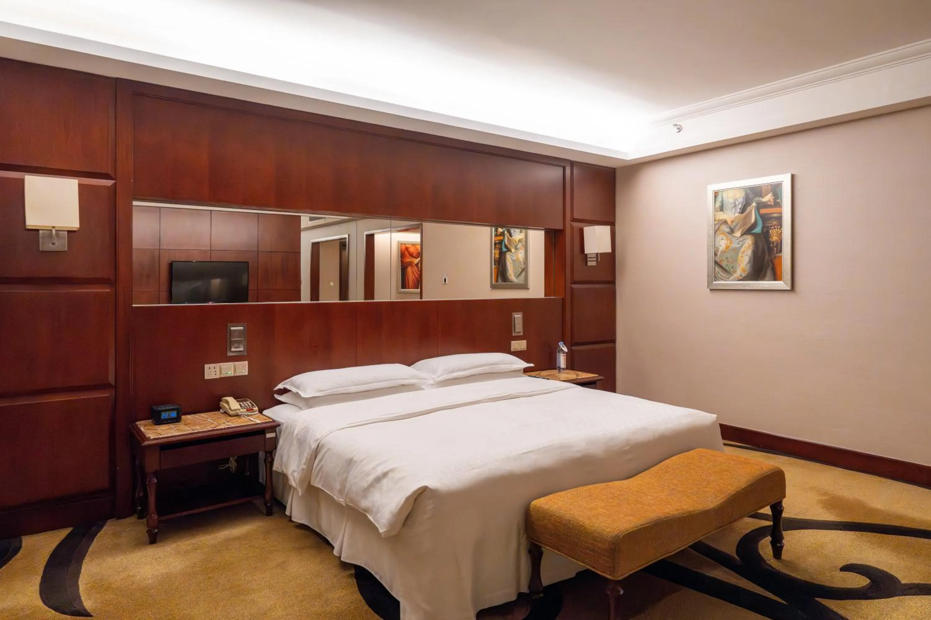 Bed in Sheraton Shenzhen Futian Hotel