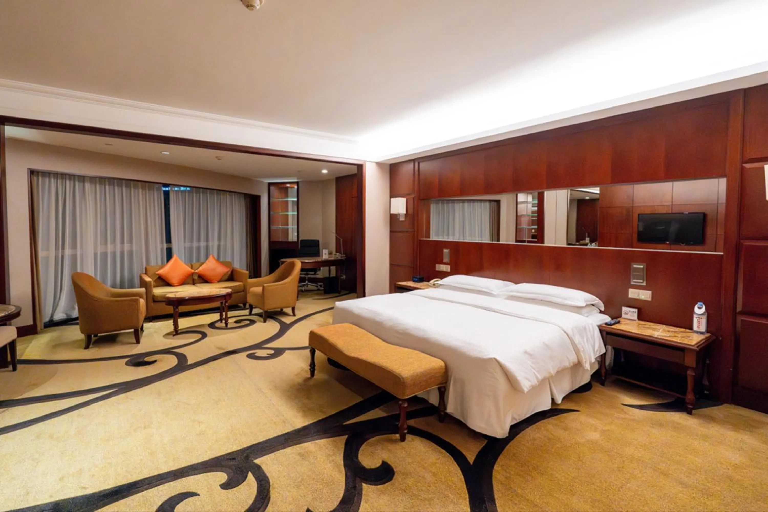 Photo of the whole room, Bed in Sheraton Shenzhen Futian Hotel