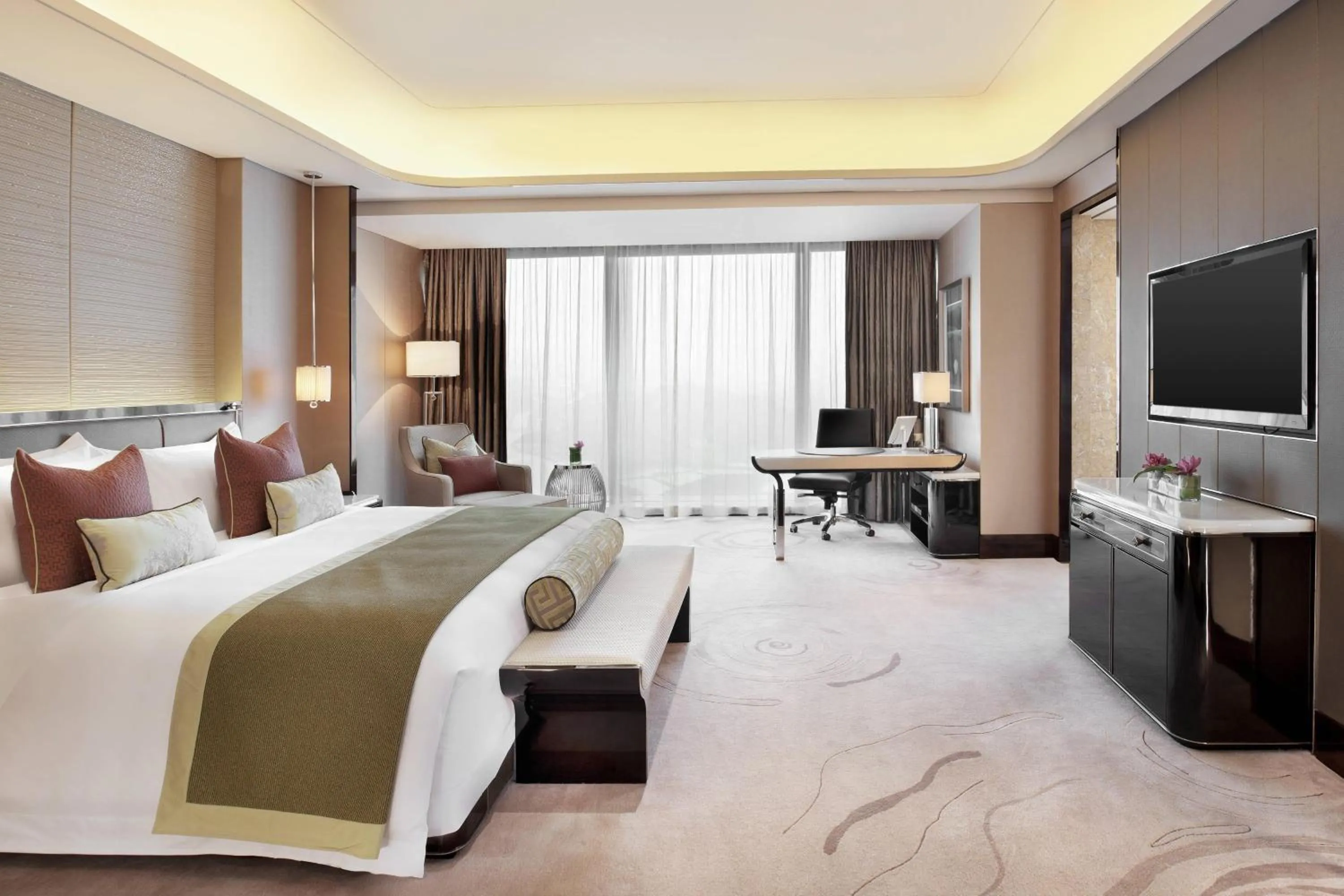 Photo of the whole room, Bed in The St. Regis Shenzhen