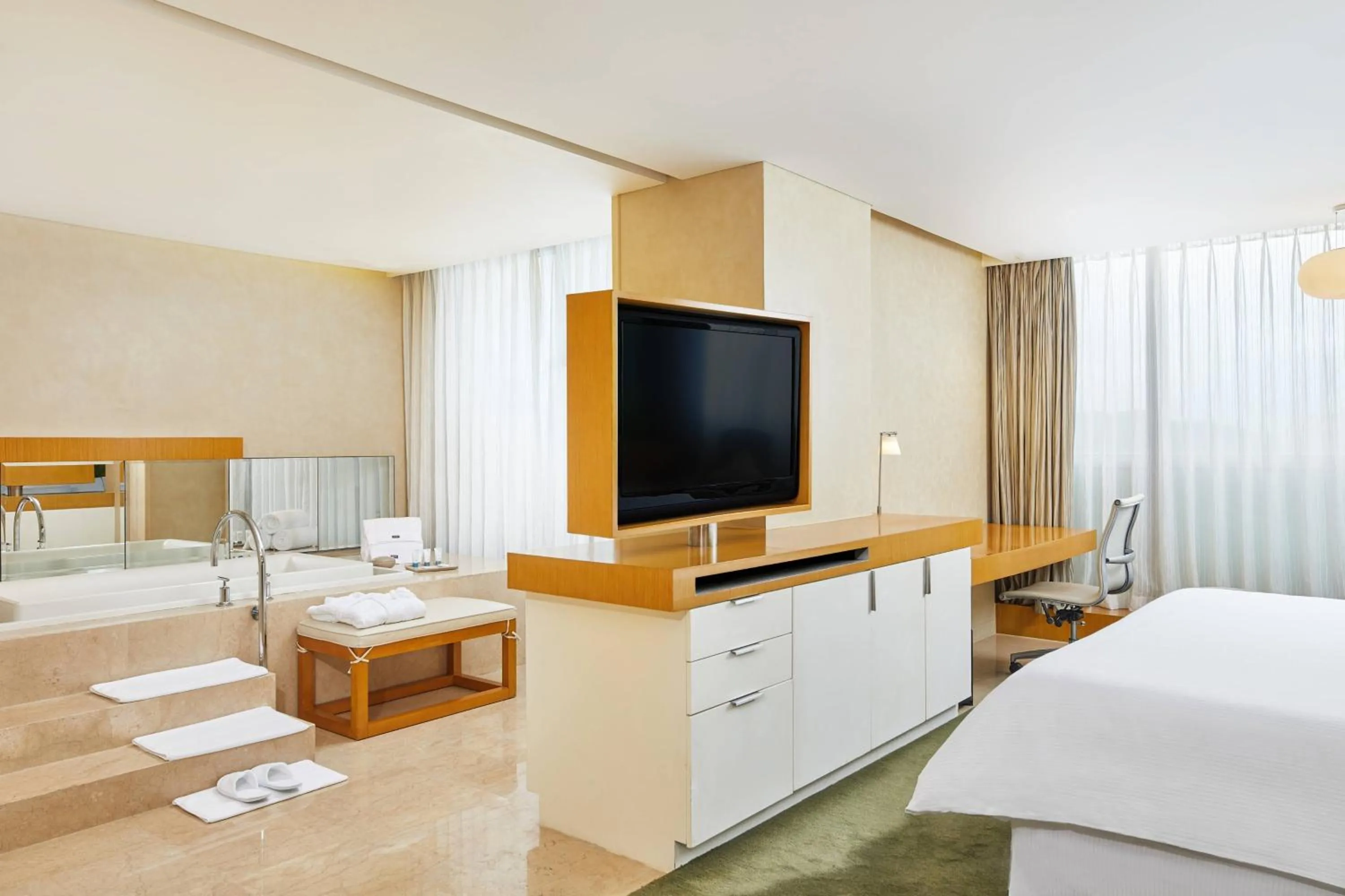 Photo of the whole room, Bed in The Westin Shenzhen Nanshan