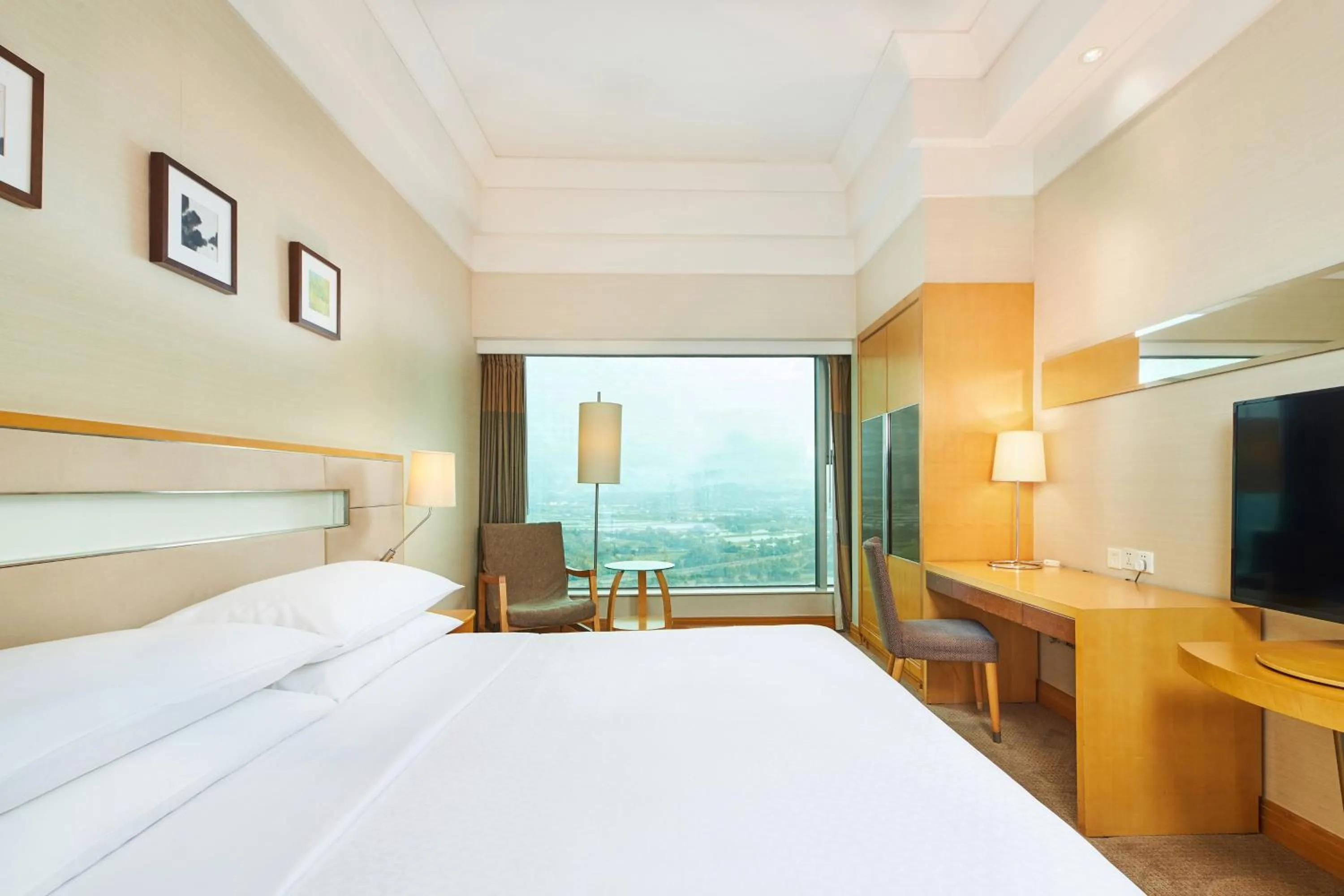 Photo of the whole room, Bed in Four Points by Sheraton Shenzhen