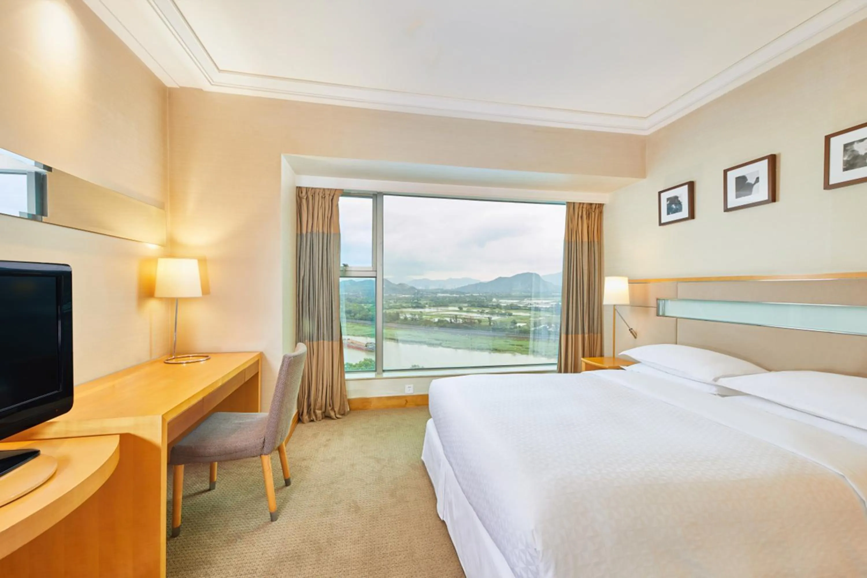Photo of the whole room, Bed in Four Points by Sheraton Shenzhen