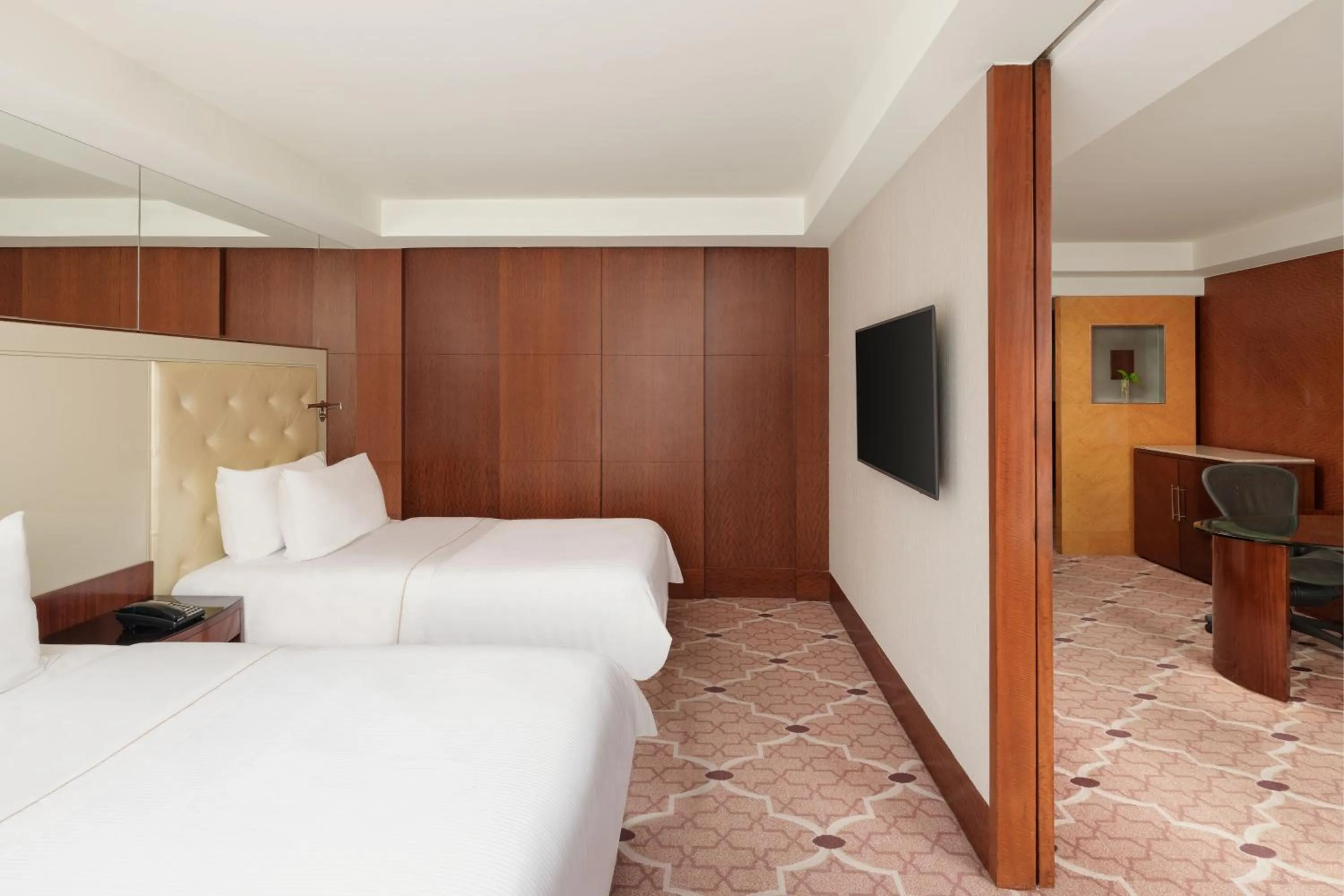 Photo of the whole room, Bed in The Westin Bund Center, Shanghai