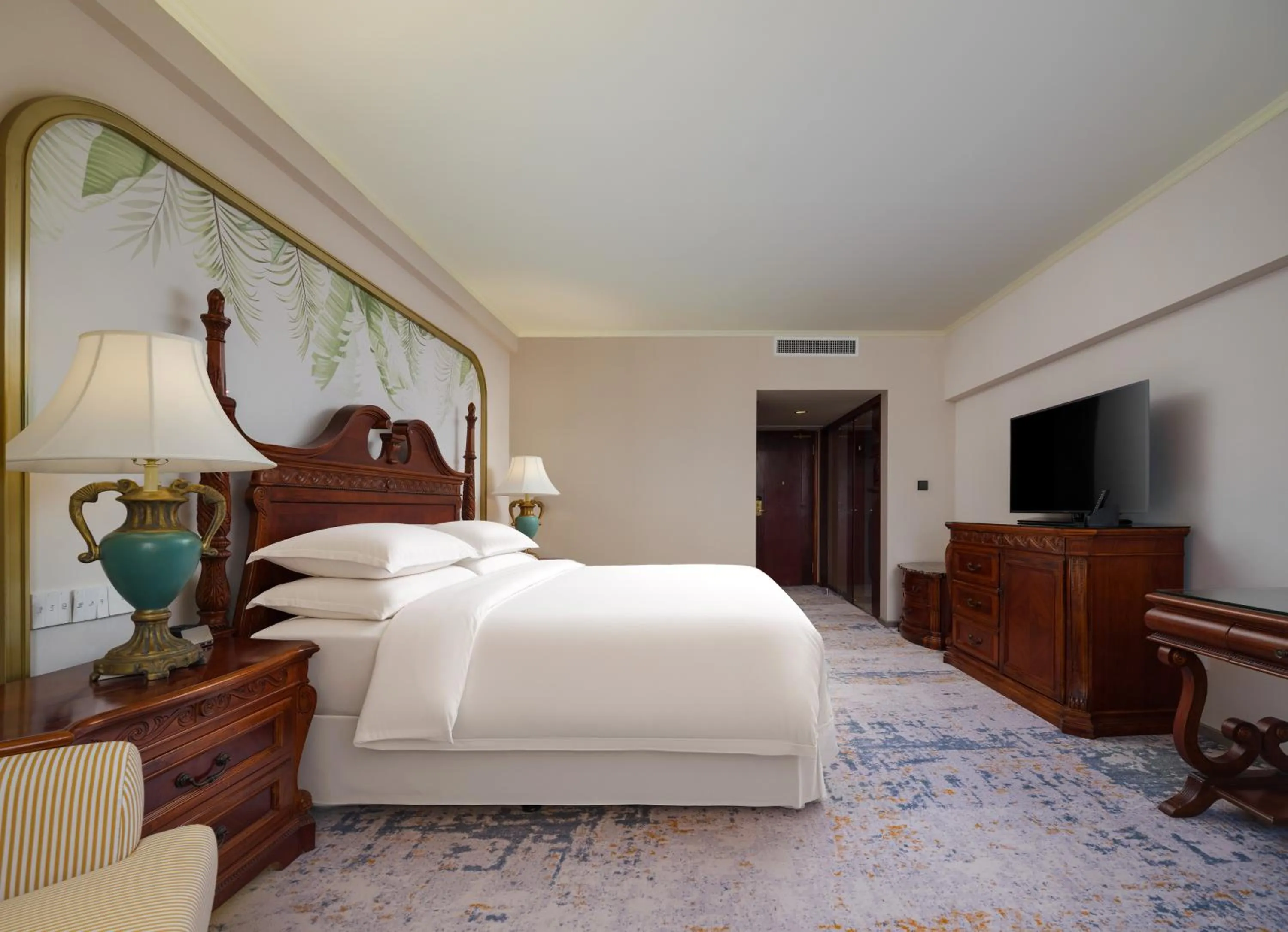 Photo of the whole room, Bed in Swissôtel Living Shanghai Hongqiao & Hotel Shanghai Hongqiao - Handwritten Collection