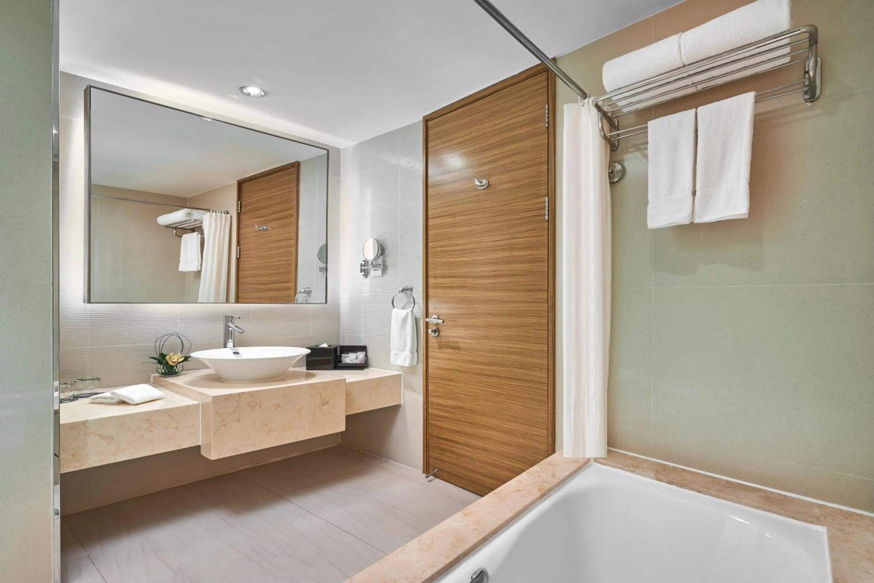 Toilet, Bed in Four Points by Sheraton Shanghai, Daning