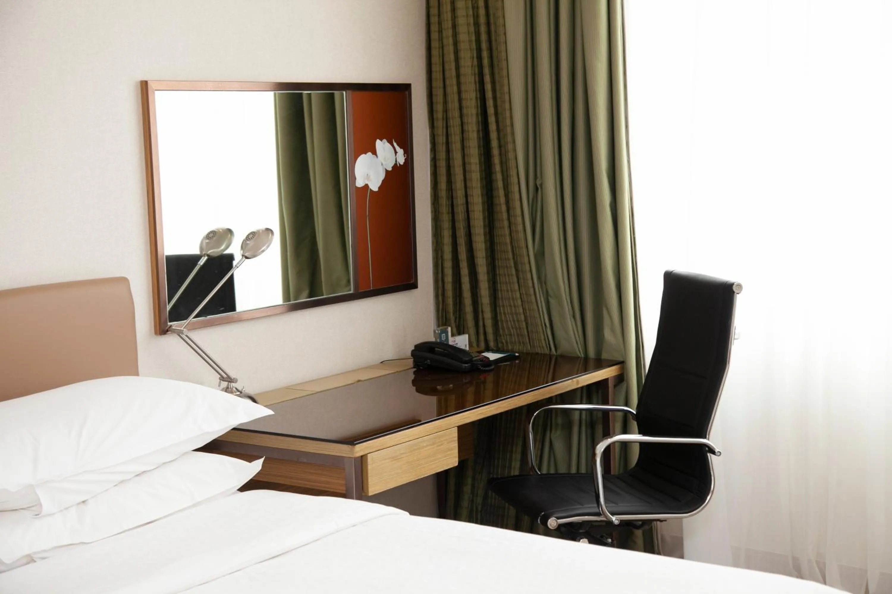 Property building, Bed in Four Points by Sheraton Shanghai, Daning