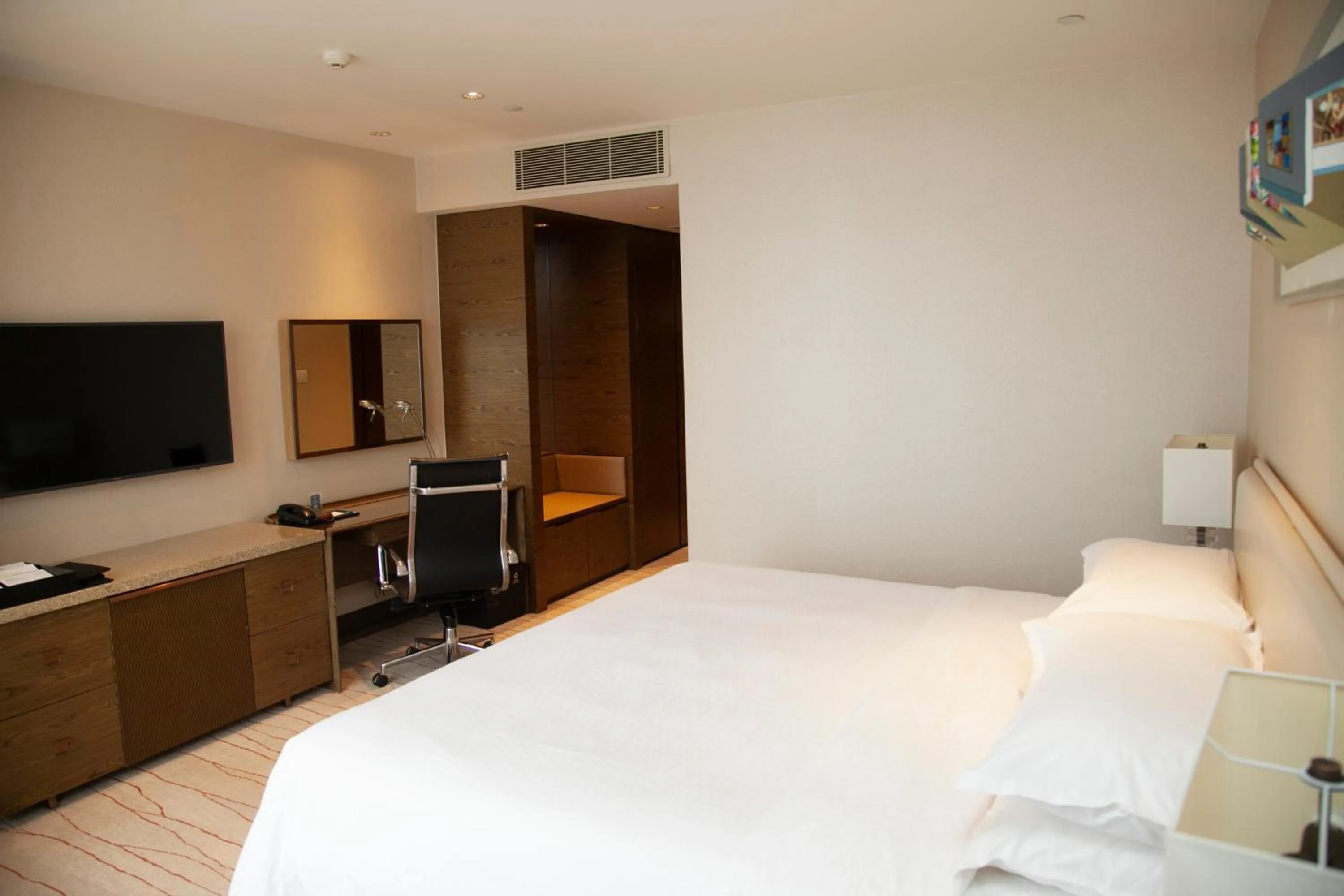 Property building, Bed in Four Points by Sheraton Shanghai, Daning