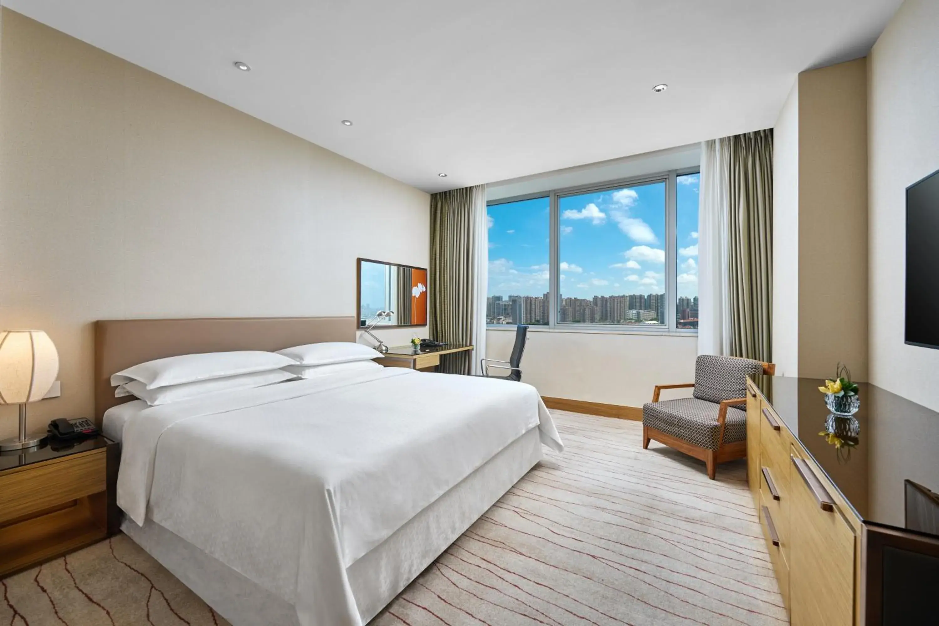 Comfortable king bed room in Four Points by Sheraton Shanghai, Daning Comfortable king bed room in Four Points by Sheraton Shanghai, Daning